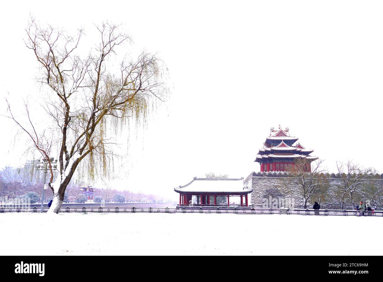 Pechino, Pechino, Cina. 11 dicembre 2023. L'11 dicembre 2023, dopo la neve, Pechino fu coperta d'argento, con un pittoresco paesaggio innevato nel Parco Beihai, la Torre d'angolo del Museo del Palazzo, il Museo del Palazzo la porta Shenwu e la sala Jingshan Shouhuang. Crediti: ZUMA Press, Inc./Alamy Live News Foto Stock Pechino, Pechino, Cina. 11 dicembre 2023. L'11 dicembre 2023, dopo la neve, Pechino fu coperta d'argento, con un pittoresco paesaggio innevato nel Parco Beihai, la Torre d'angolo del Museo del Palazzo, il Museo del Palazzo la porta Shenwu e la sala Jingshan Shouhuang. Crediti: ZUMA Press, Inc./Alamy Live News Foto Stock