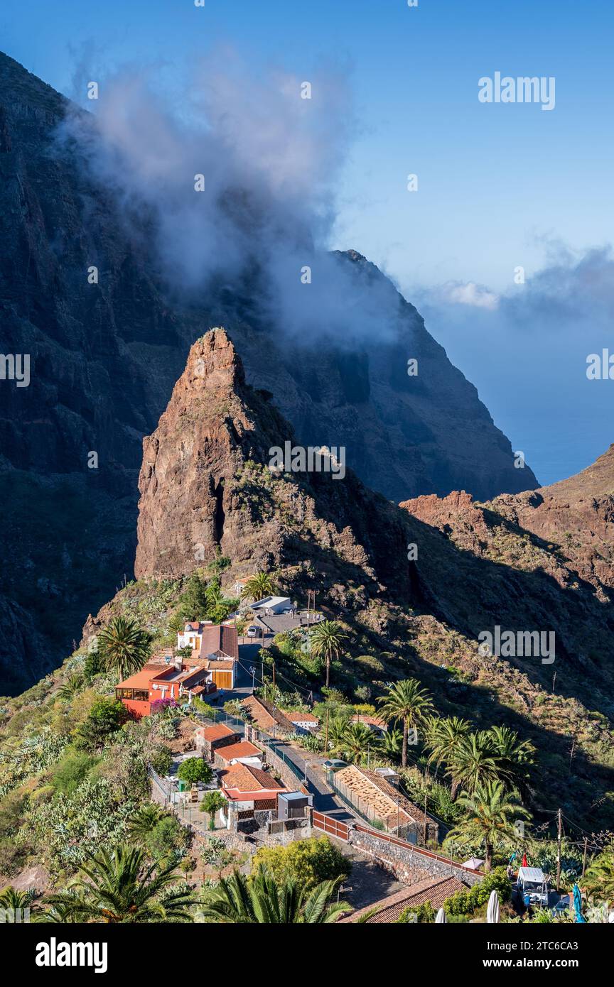 Vista di Masca, un piccolo villaggio di montagna sull'isola di Tenerife, dall'alto. Il villaggio si trova sopra le scogliere di Los Gigantes, la scogliera più alta Foto Stock