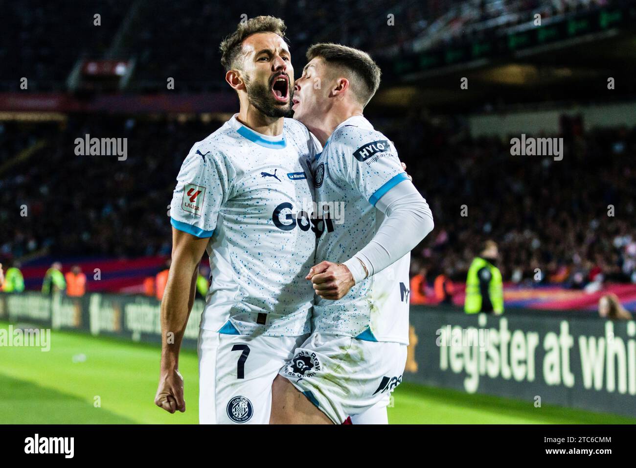 Valery Fernandez del Girona FC celebra un gol 1-3 con Cristhian Stuani durante la partita di calcio del campionato spagnolo la Liga tra FC Barcelona e Girona FC l'11 dicembre 2023 all'Estadi Olimpic de Montjuic di Barcellona, in Spagna Foto Stock