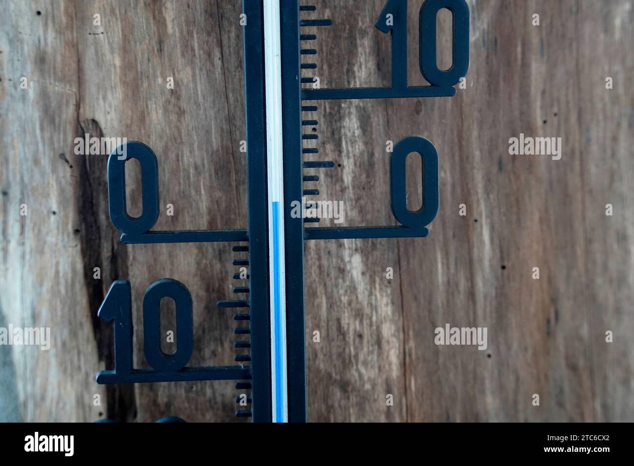 Zero termometro Celsius 2 gradi in primo piano Foto Stock