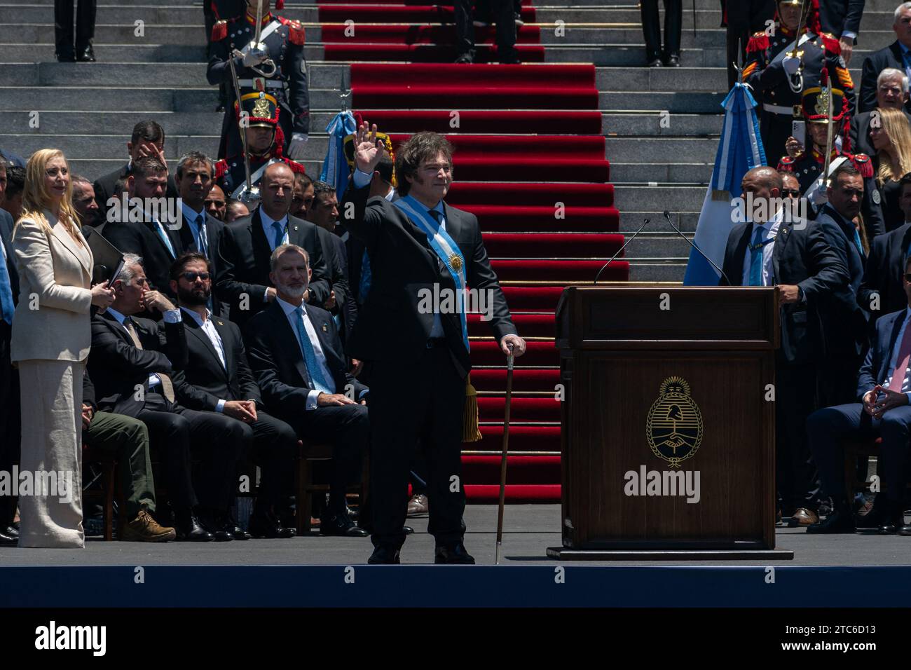 Buenos Aires, Argentina. 10 dicembre 2023. Javier Milei, saluta i suoi sostenitori dopo aver tenuto il discorso inaugurale come presidente della nazione argentina. Buenos Aires, Argentina, il 10 dicembre 2023. Foto di Sebastian Hipperdinger/faro/ABACAPRESS.COM credito: Abaca Press/Alamy Live News Foto Stock