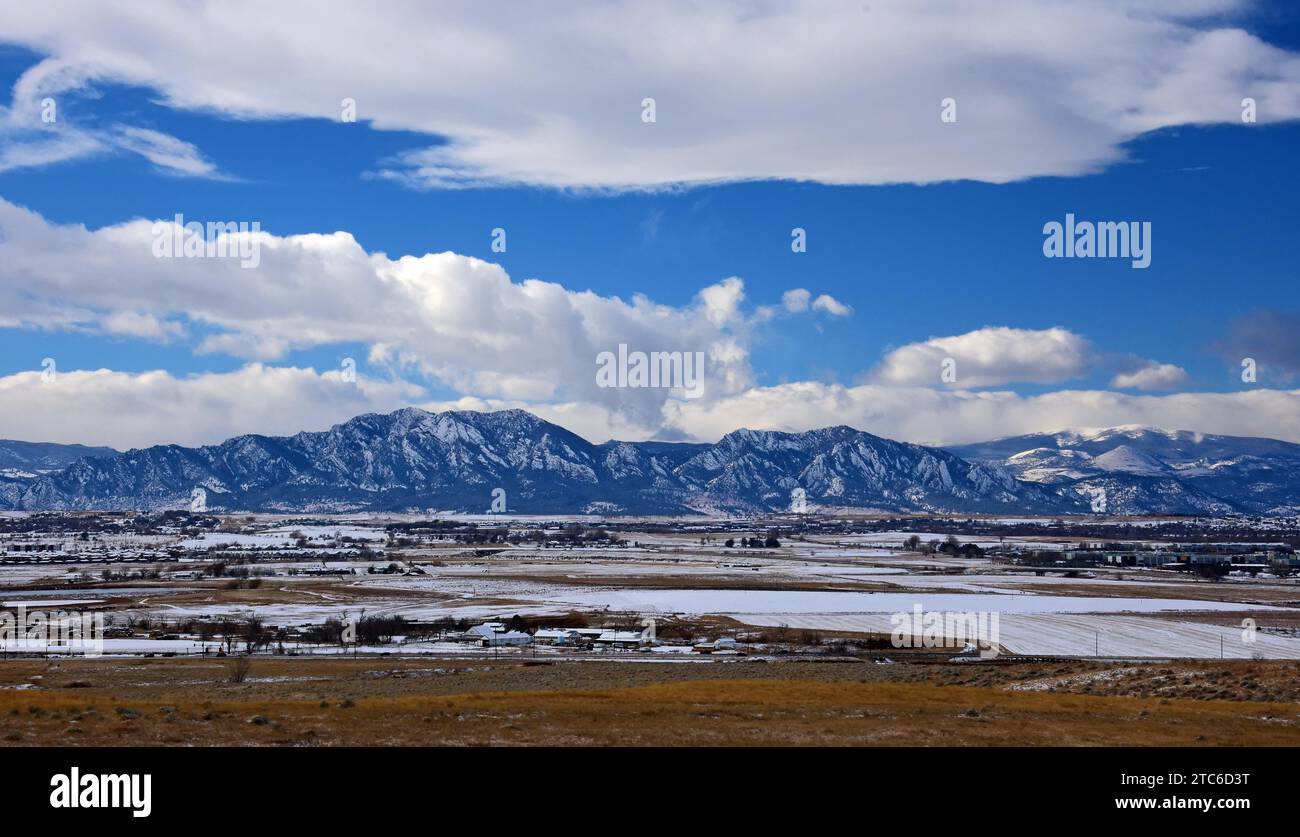 i suggestivi flatirons di massi e le cime innevate della catena montuosa rocciosa del colorado in inverno, viste da broomfield, colorado Foto Stock