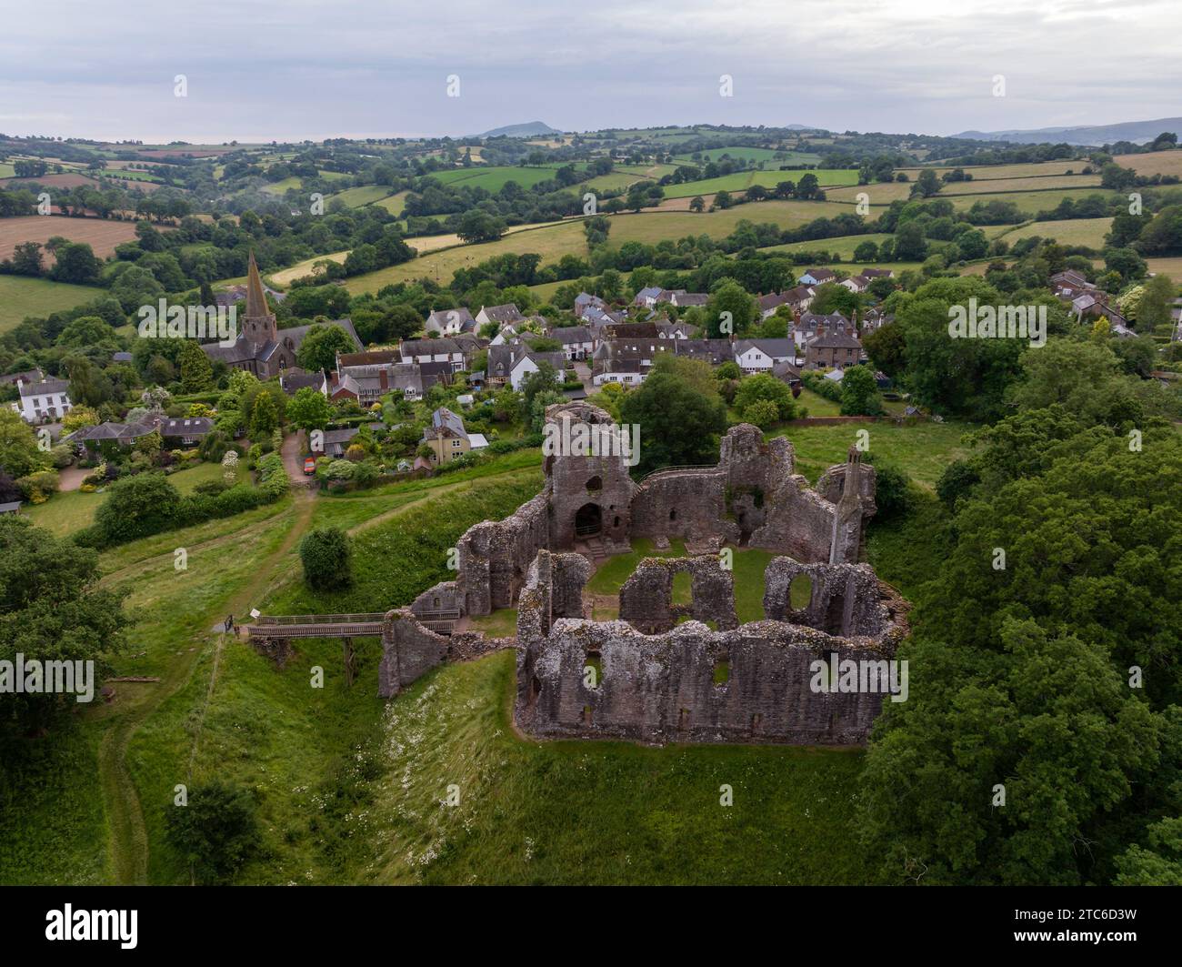 Vista aerea delle rovine del castello di Grosmont, Monmouthshire, Galles. Estate (giugno) 2023. Foto Stock