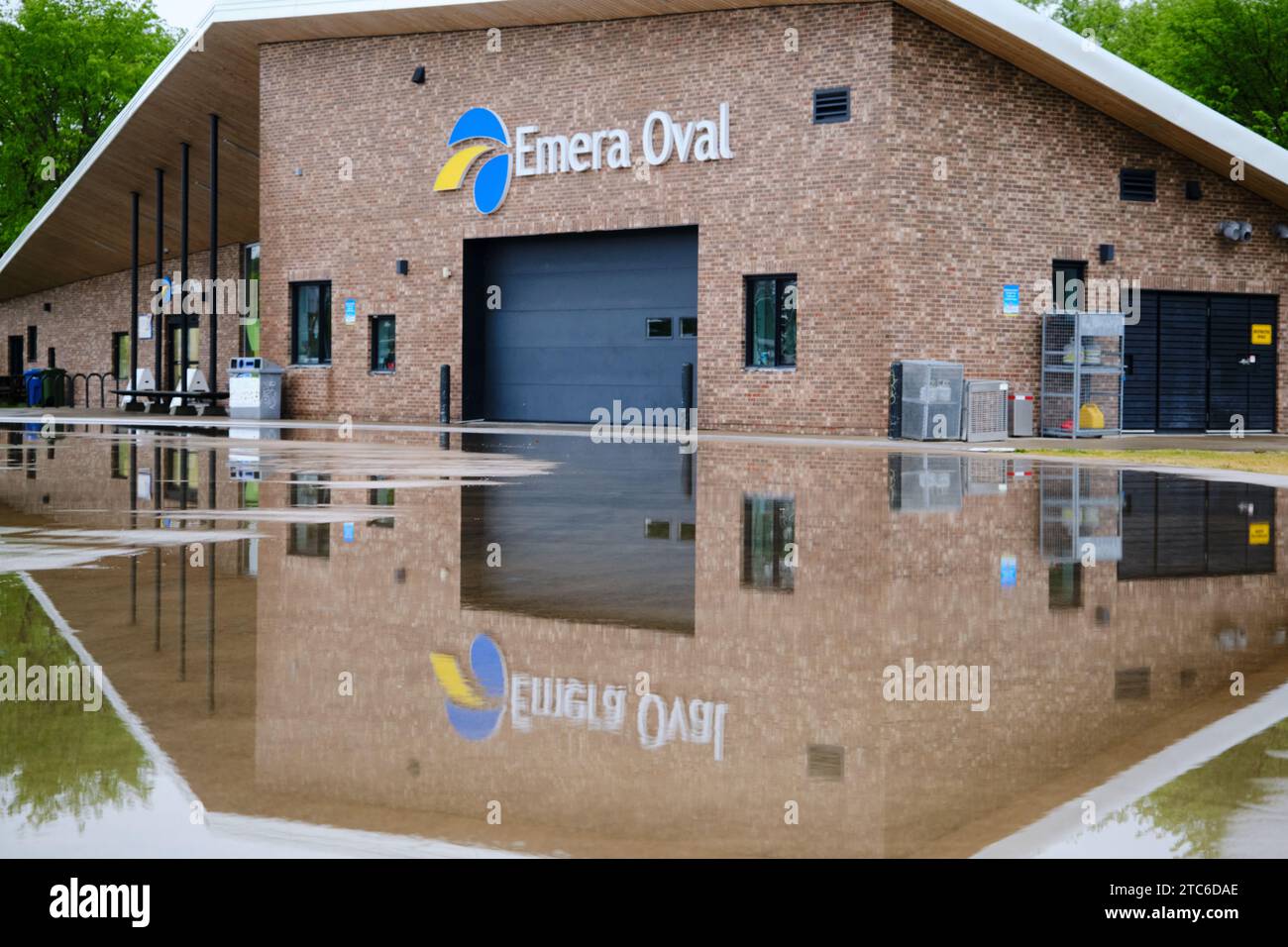 Edificio ovale Emera con riflessi dopo una pioggia intensa Foto Stock