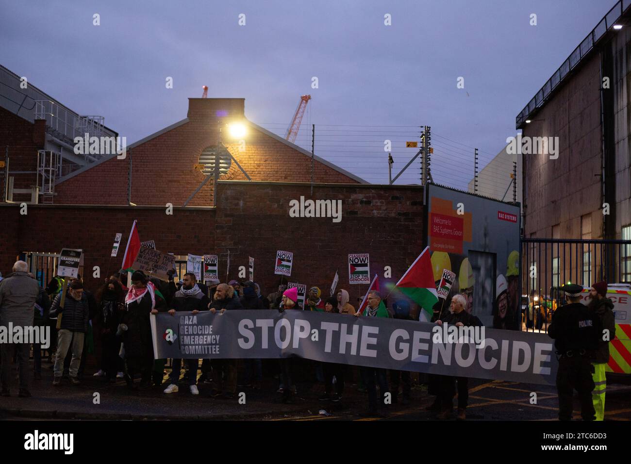 Glasgow, Regno Unito, 11 dicembre 2023. Il raduno pro-Palestina si riunisce al cancello anteriore della BAE Systems a Govan per protestare contro il loro coinvolgimento con la marina britannica e le infrastrutture militari, in un momento di genocidio a Gaza, a Glasgow, in Scozia, l'11 dicembre 2023. Crediti fotografici: Jeremy Sutton-Hibbert/ Alamy Live News. Foto Stock