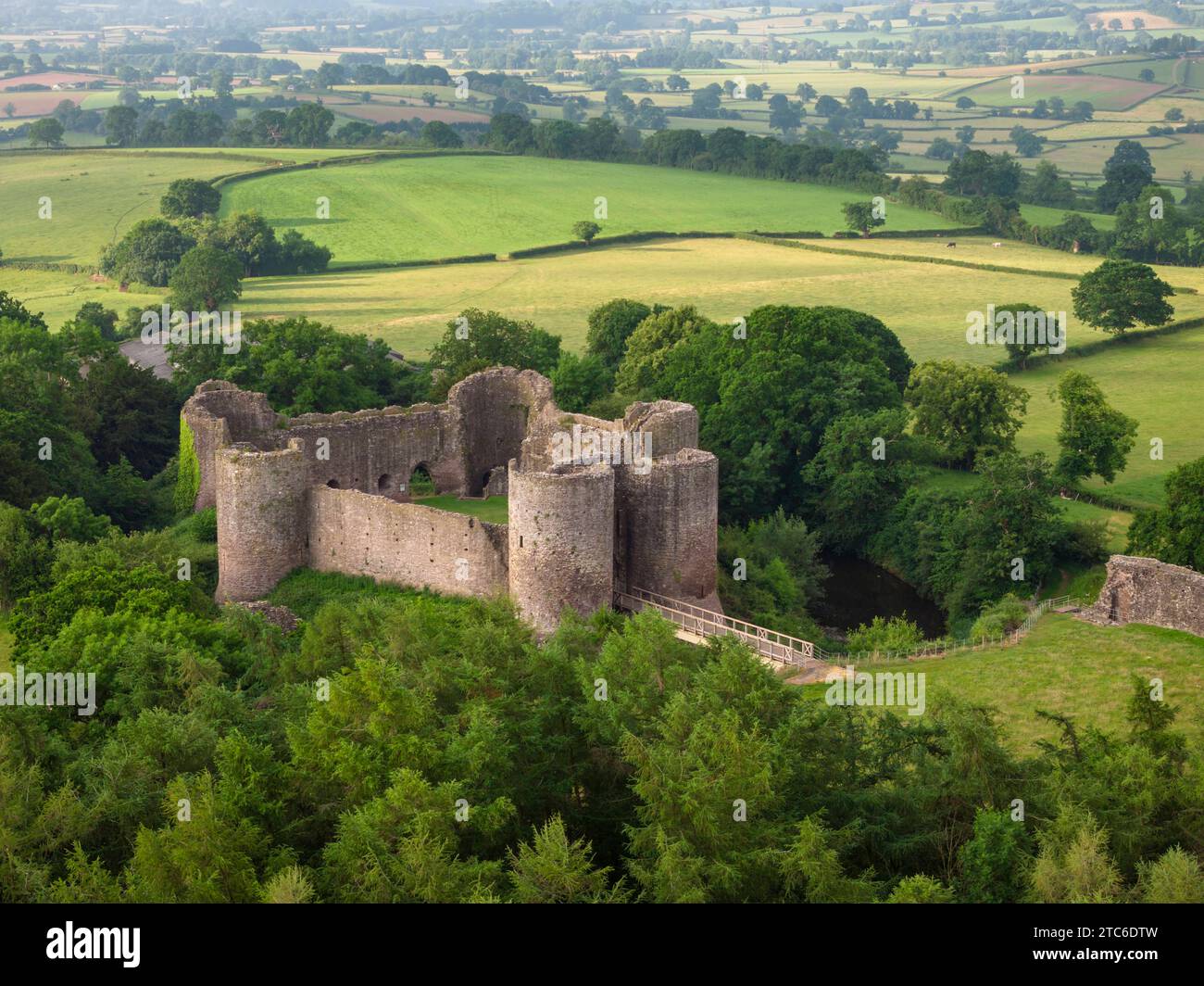 Vista aerea delle rovine del Castello bianco (Castello di Llantilio), uno dei "tre Castelli" nel Monmouthshire, Galles. Estate (giugno) 2023. Foto Stock