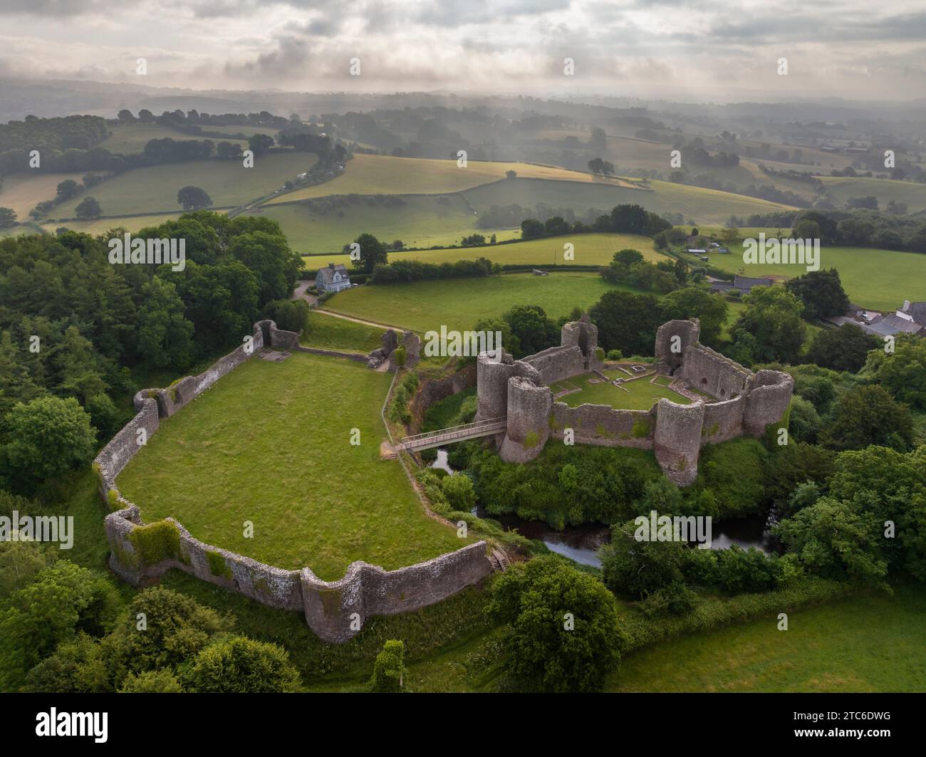 Vista aerea del White Castle (noto anche come Llantilio Castle), Monmouthshire, Galles. Estate (giugno) 2023. Foto Stock
