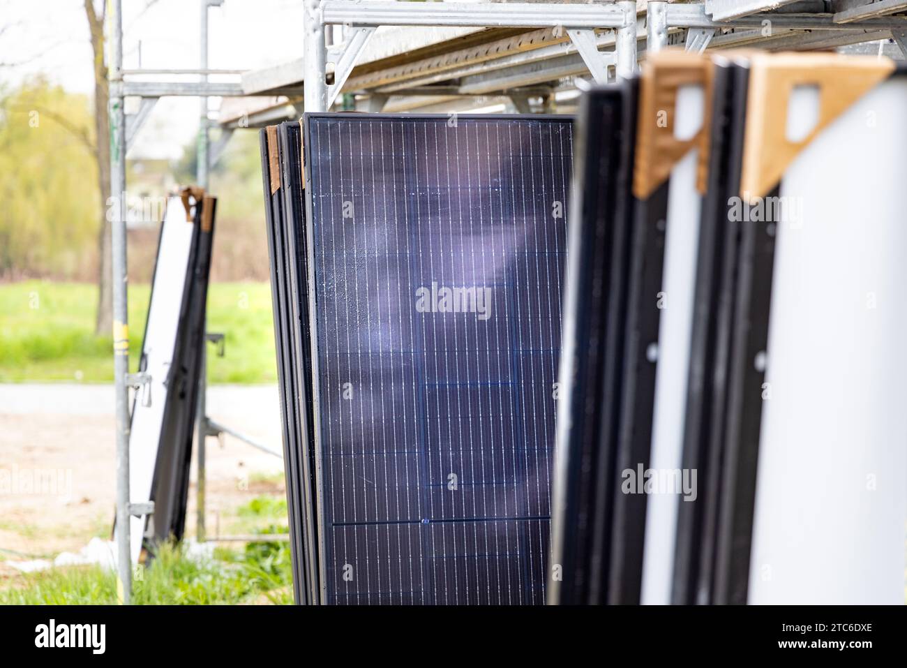 Pannelli solari allestiti per l'installazione in cantiere Foto Stock
