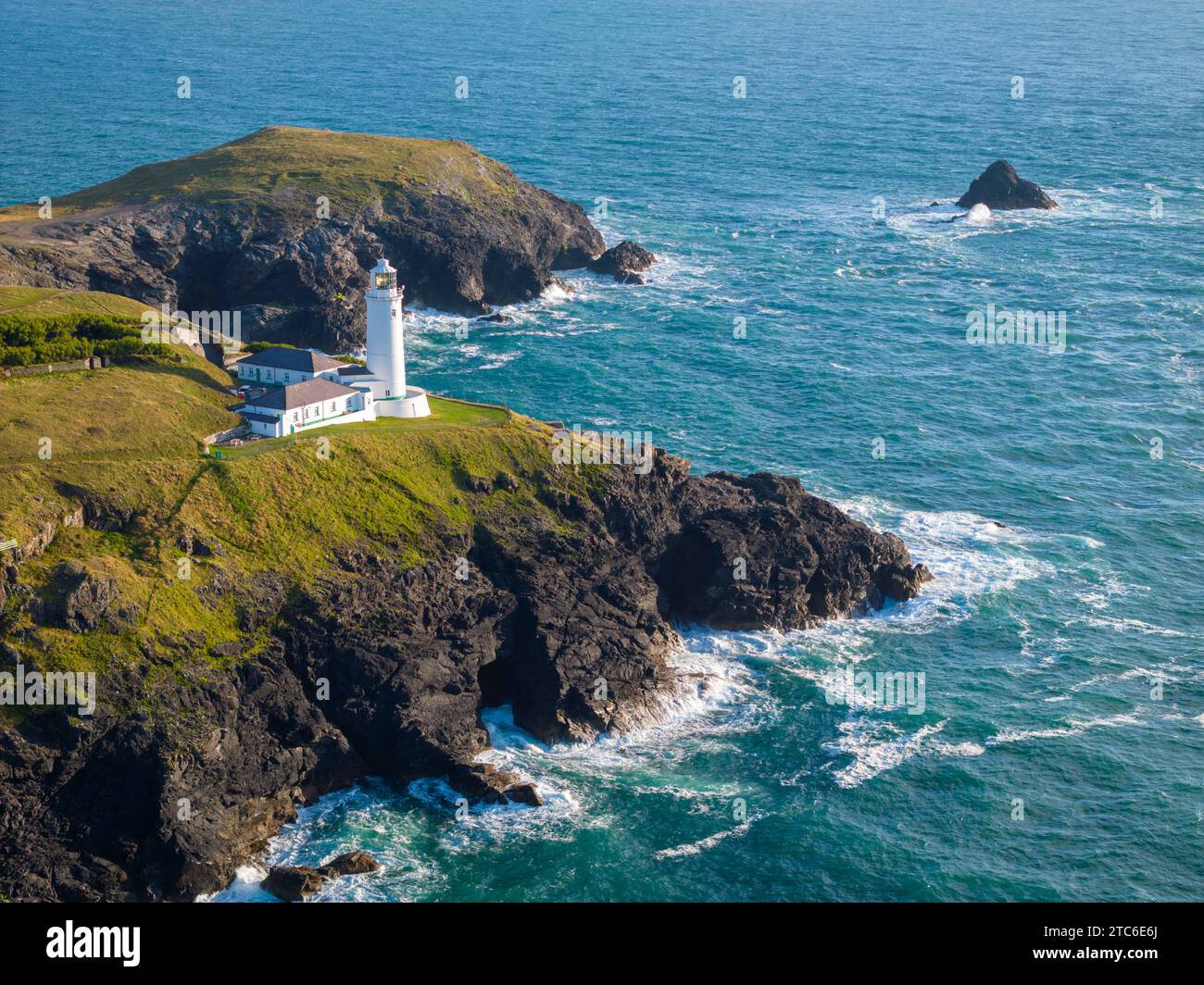 Vista aerea del faro di Trevose Head nella Cornovaglia settentrionale, Inghilterra. Estate (agosto) 2023. Foto Stock