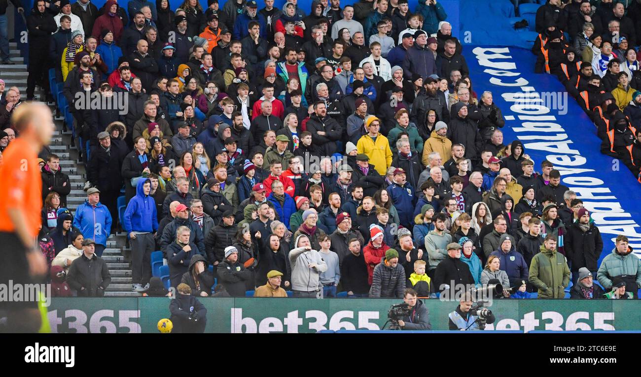 Tifosi del Burnley durante la partita di Premier League tra Brighton e Hove Albion e Burnley all'American Express Stadium , Brighton , Regno Unito - 9 dicembre 2023 foto Simon Dack / Telephoto Images solo per uso editoriale. Niente merchandising. Per le immagini di calcio si applicano le restrizioni fa e Premier League, incluso l'utilizzo di Internet/dispositivi mobili senza licenza FAPL. Per ulteriori informazioni, contattare Football Dataco Foto Stock