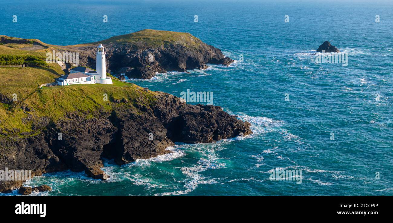 Vista aerea del faro di Trevose Head vicino a Padstow nella Cornovaglia settentrionale, Inghilterra. Estate (agosto) 2023. Foto Stock