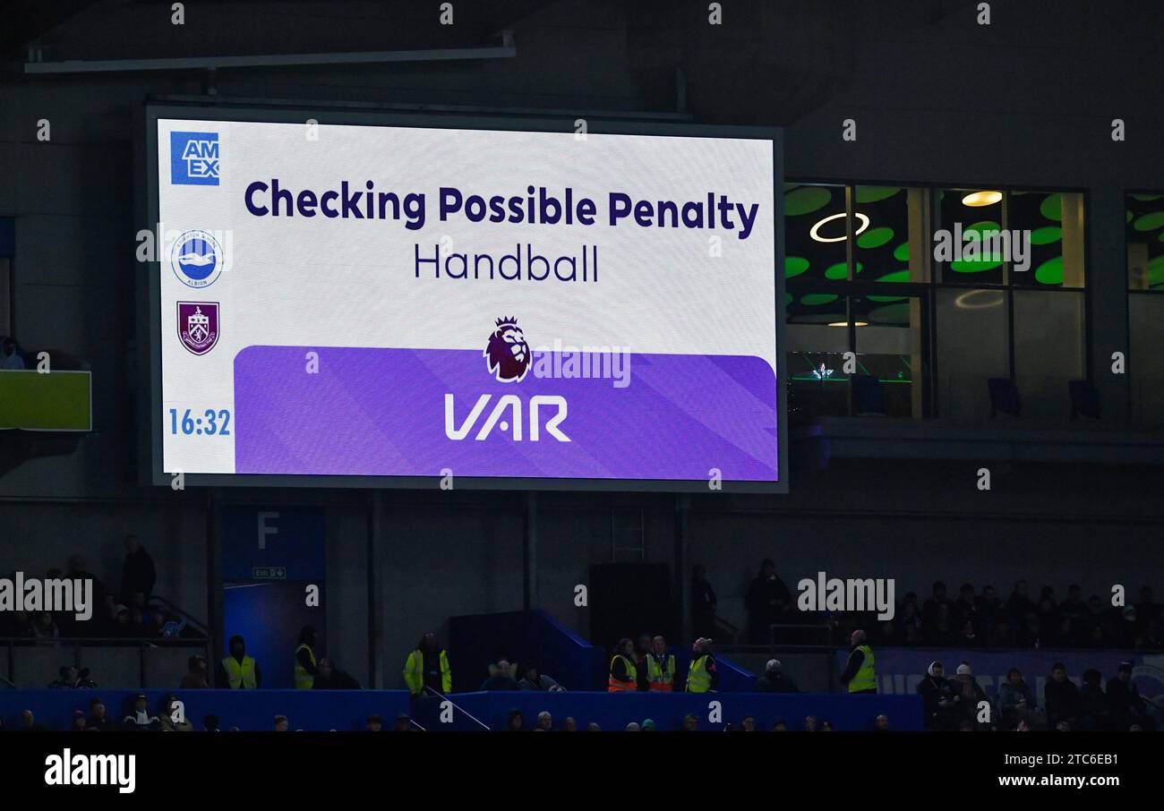 Un assegno di penalità VAR durante la partita di Premier League tra Brighton e Hove Albion e Burnley all'American Express Stadium , Brighton , Regno Unito - 9 dicembre 2023 foto Simon Dack / Telephoto Images solo per uso editoriale. Niente merchandising. Per le immagini di calcio si applicano le restrizioni fa e Premier League, incluso l'utilizzo di Internet/dispositivi mobili senza licenza FAPL. Per ulteriori informazioni, contattare Football Dataco Foto Stock Un assegno di penalità VAR durante la partita di Premier League tra Brighton e Hove Albion e Burnley all'American Express Stadium , Brighton , Regno Unito - 9 dicembre 2023 foto Simon Dack / Telephoto Images solo per uso editoriale. Niente merchandising. Per le immagini di calcio si applicano le restrizioni fa e Premier League, incluso l'utilizzo di Internet/dispositivi mobili senza licenza FAPL. Per ulteriori informazioni, contattare Football Dataco Foto Stock
