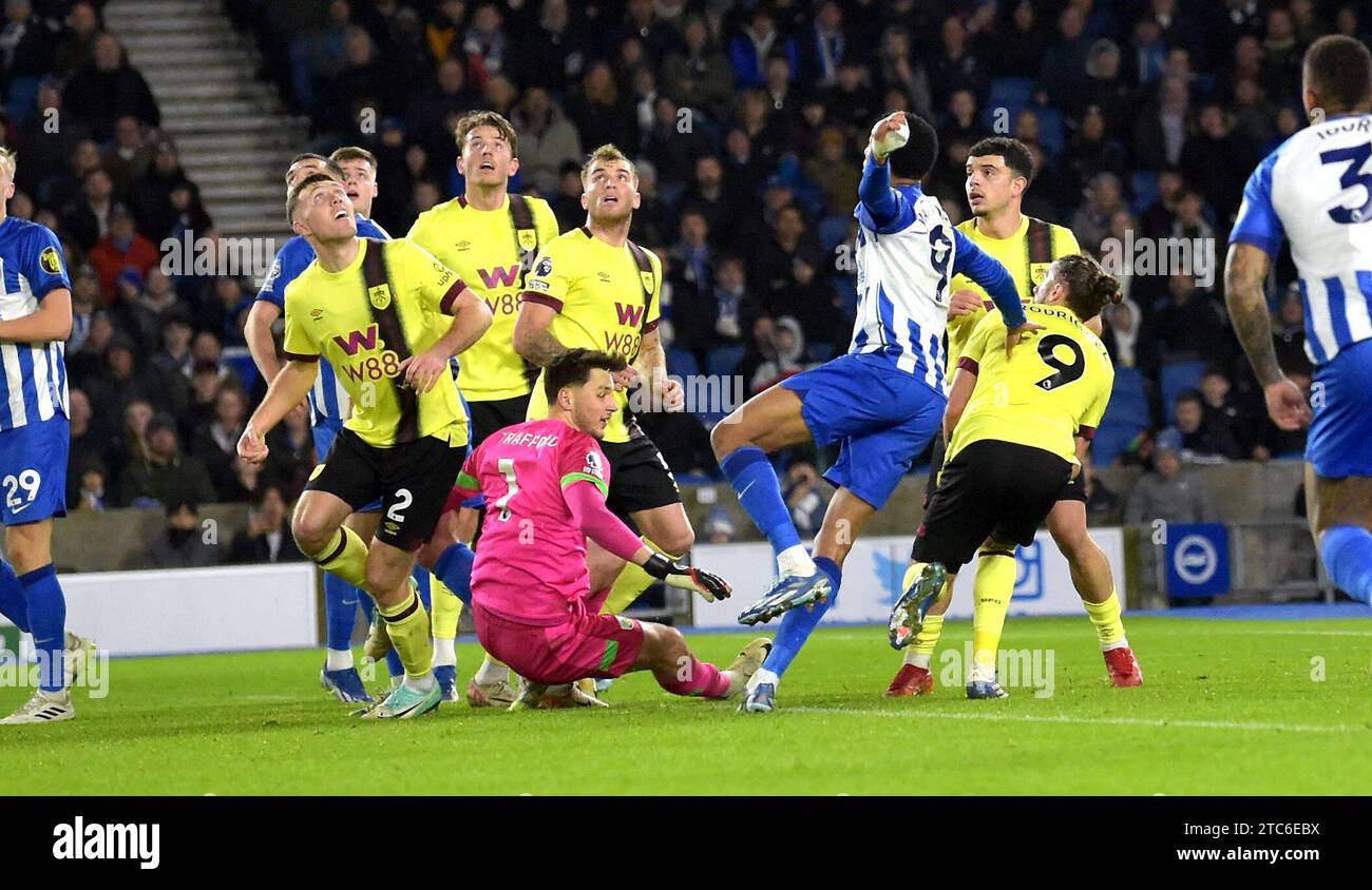 James Trafford il portiere del Burnley scende in un'area di penalità affollata durante la partita di Premier League tra Brighton e Hove Albion e Burnley all'American Express Stadium , Brighton , Regno Unito - 9 dicembre 2023 foto Simon Dack / Telephoto Images solo per uso editoriale. Niente merchandising. Per le immagini di calcio si applicano le restrizioni fa e Premier League, incluso l'utilizzo di Internet/dispositivi mobili senza licenza FAPL. Per ulteriori informazioni, contattare Football Dataco Foto Stock