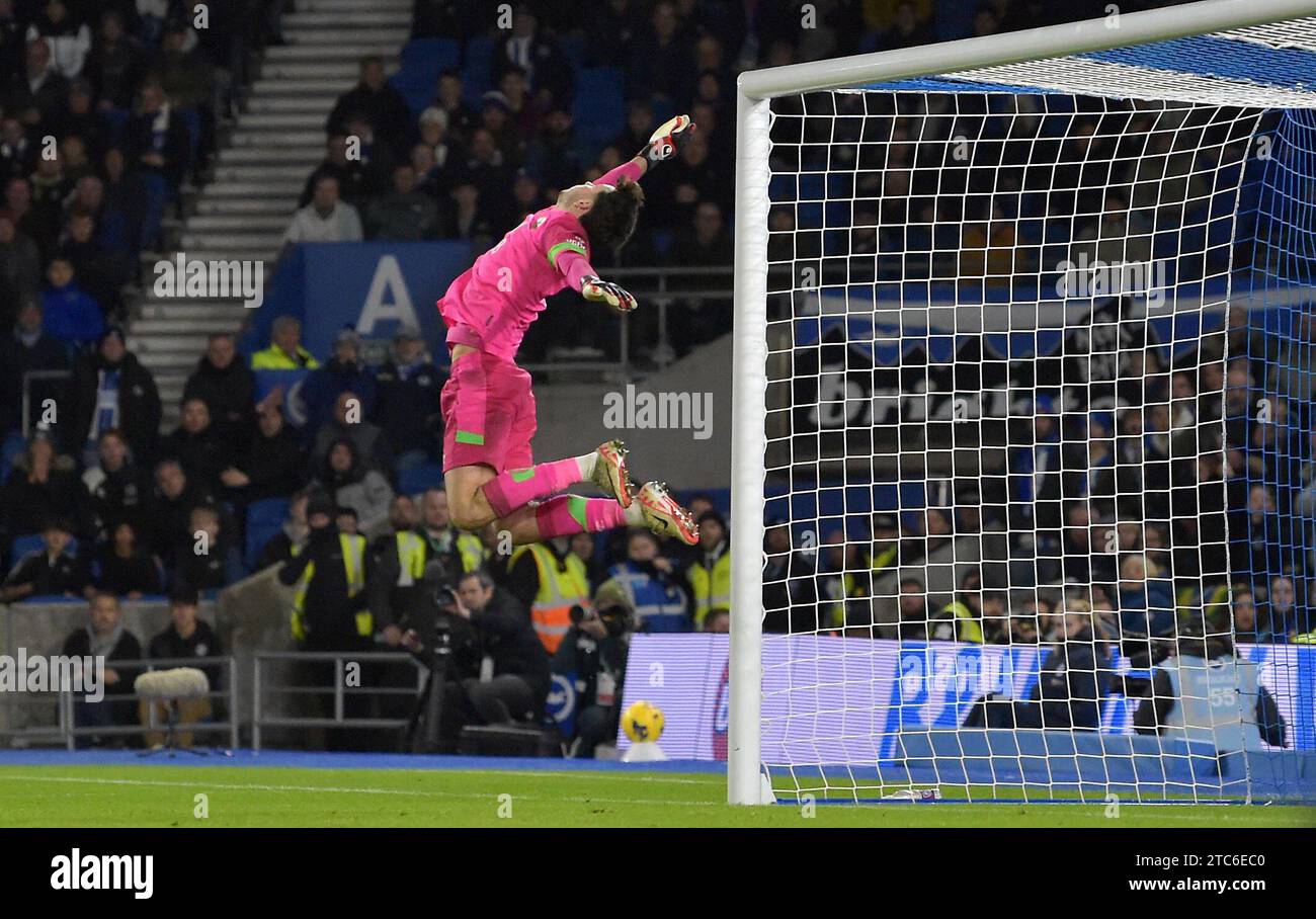 James Trafford il portiere del Burnley fa un super salvataggio subacqueo durante la partita di Premier League tra Brighton e Hove Albion e Burnley all'American Express Stadium , Brighton , Regno Unito - 9 dicembre 2023 Foto Stock