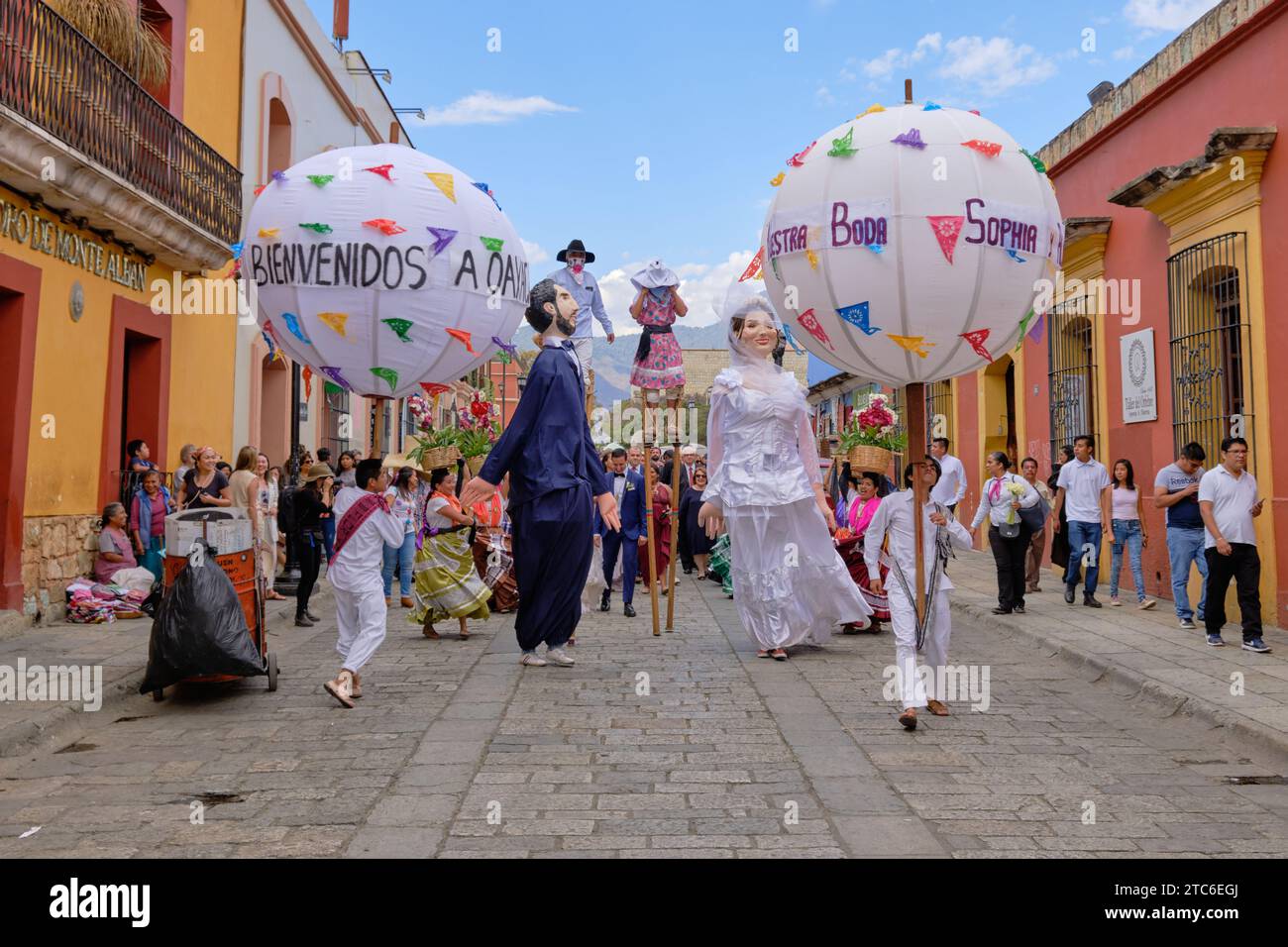 Marionetta gigante della sposa e dello sposo con grande palla parte della tradizionale sfilata nuziale Calenda de Bodas per le strade di Oaxaca. Foto Stock