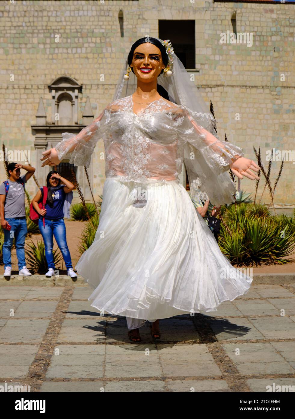 Marionetta gigante della sposa parte della tradizionale sfilata nuziale Calenda de Bodas per le strade di Oaxaca. Foto Stock