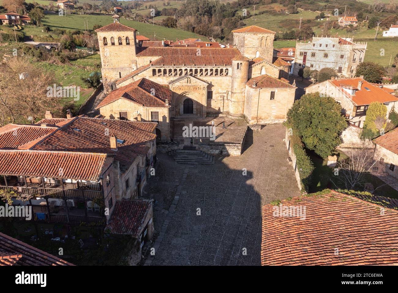 Vista aerea della Collegiata di Santa Giuliana, a Santillana del Mar, Cantabria. Foto Stock