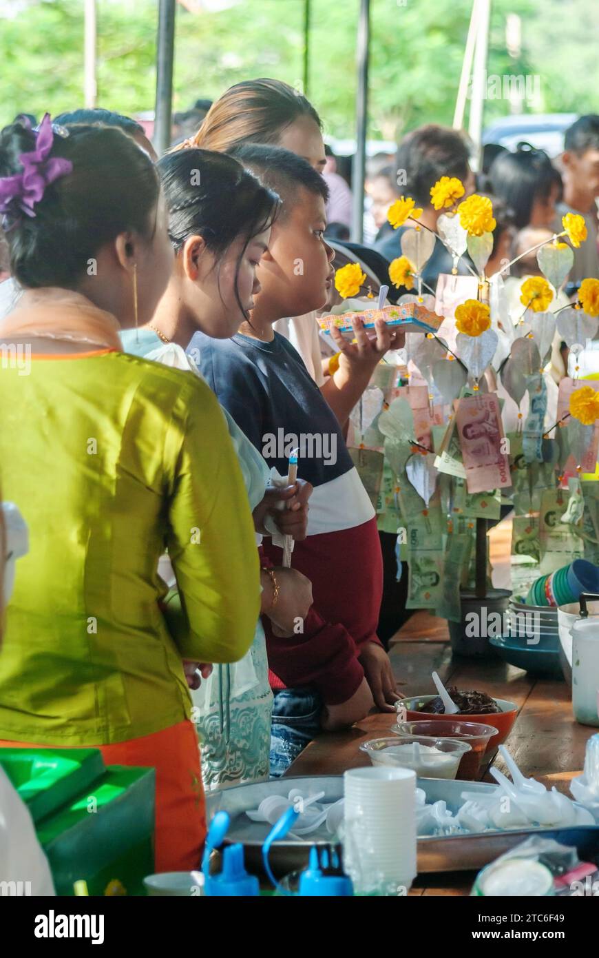 SURATTANI, THAILANDIA - 6 NOVEMBRE 2023: Persone in attesa di ricevere la distribuzione di cibo alle persone che vengono al Kathin Merit-making festival in Thailandia Foto Stock