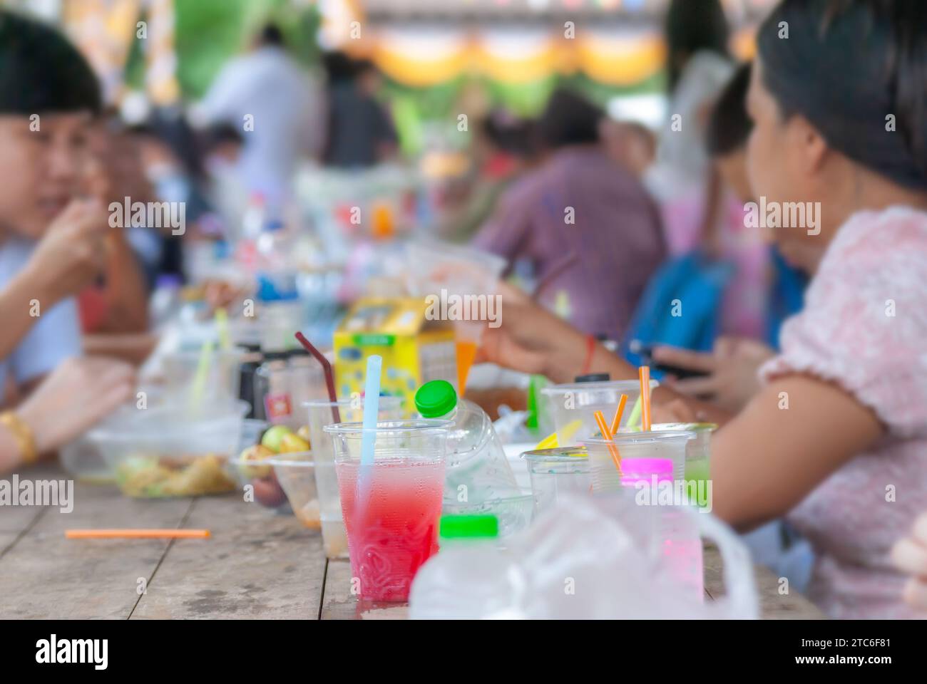 Gente che mangia cibo che viene al festival di Kathin per la creazione del merito in Thailandia Foto Stock