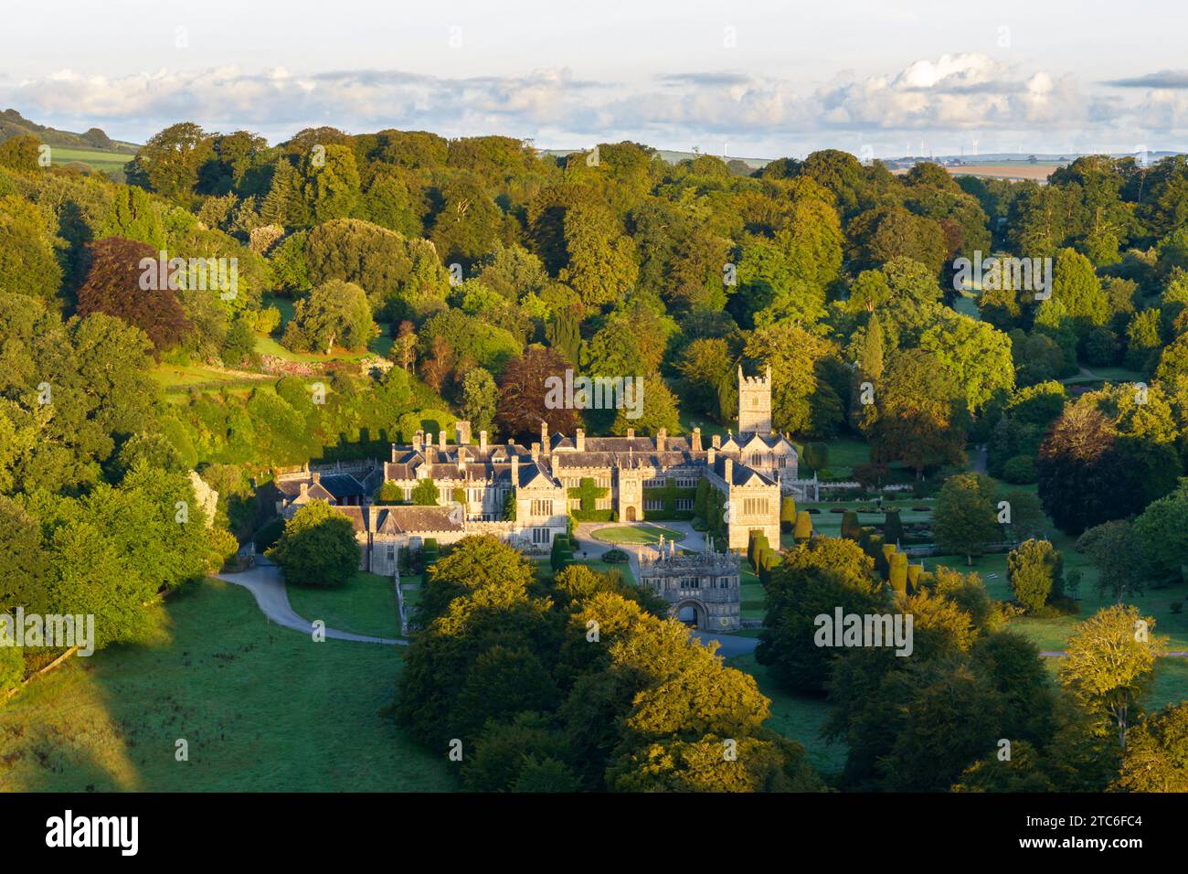 Vista aerea della Lanhydrock House vicino a Bodmin in Cornovaglia, Inghilterra. Estate (agosto) 2023. Foto Stock