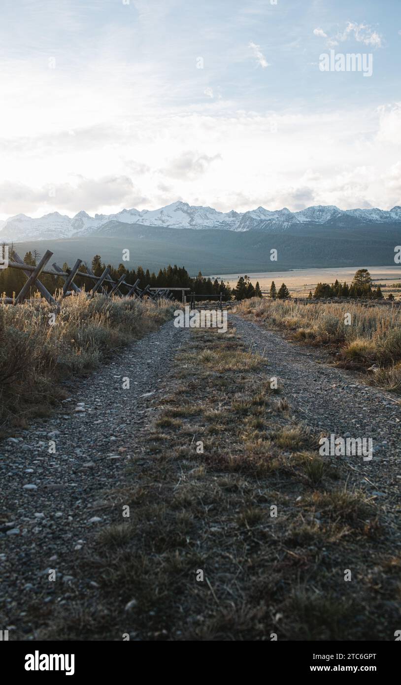 Sawtooth Mountains sullo sfondo con strada di campagna al crepuscolo Foto Stock