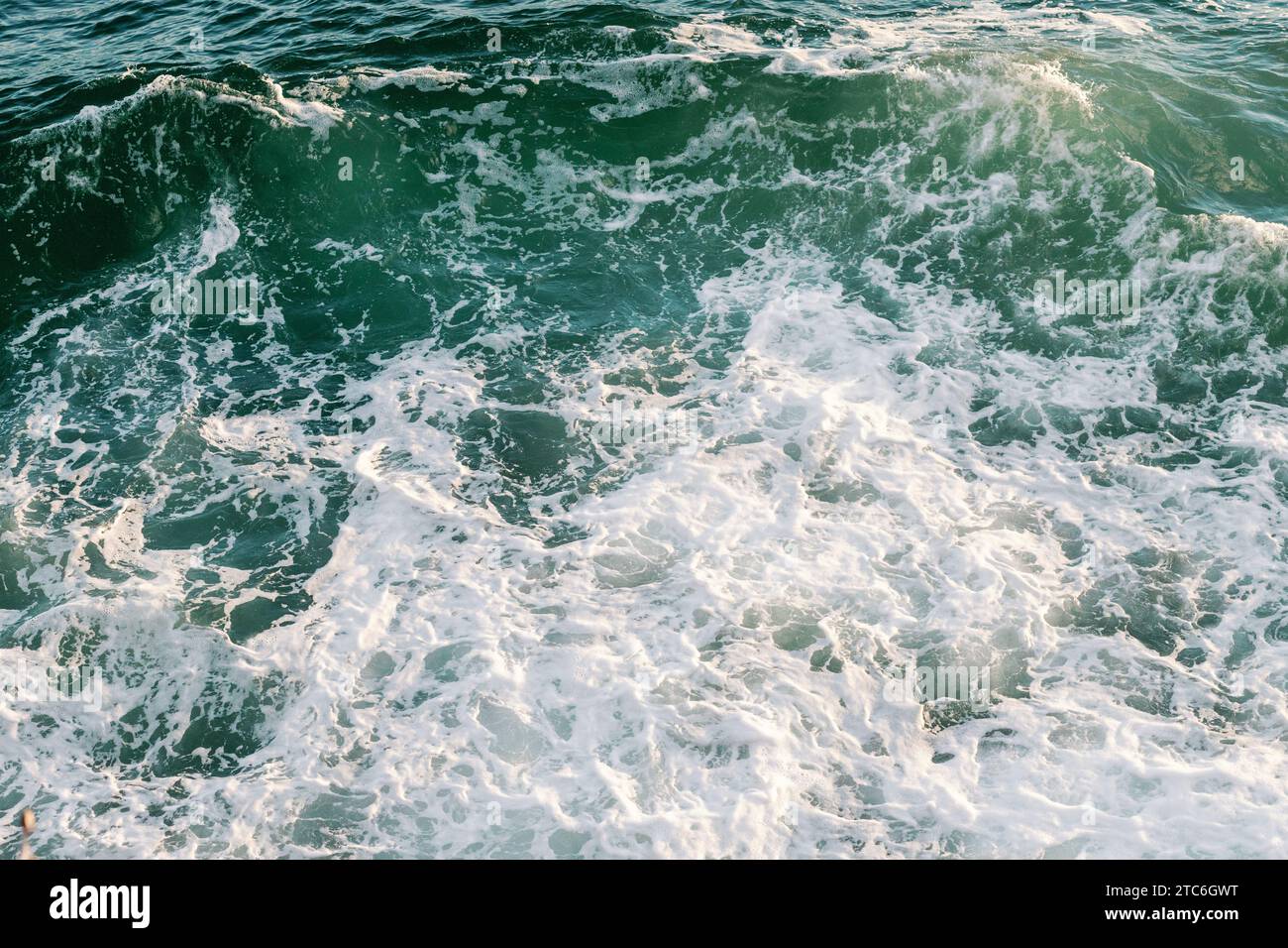 Onde oceaniche turchesi con schiuma bianca, sfondo naturale ideale. Foto Stock