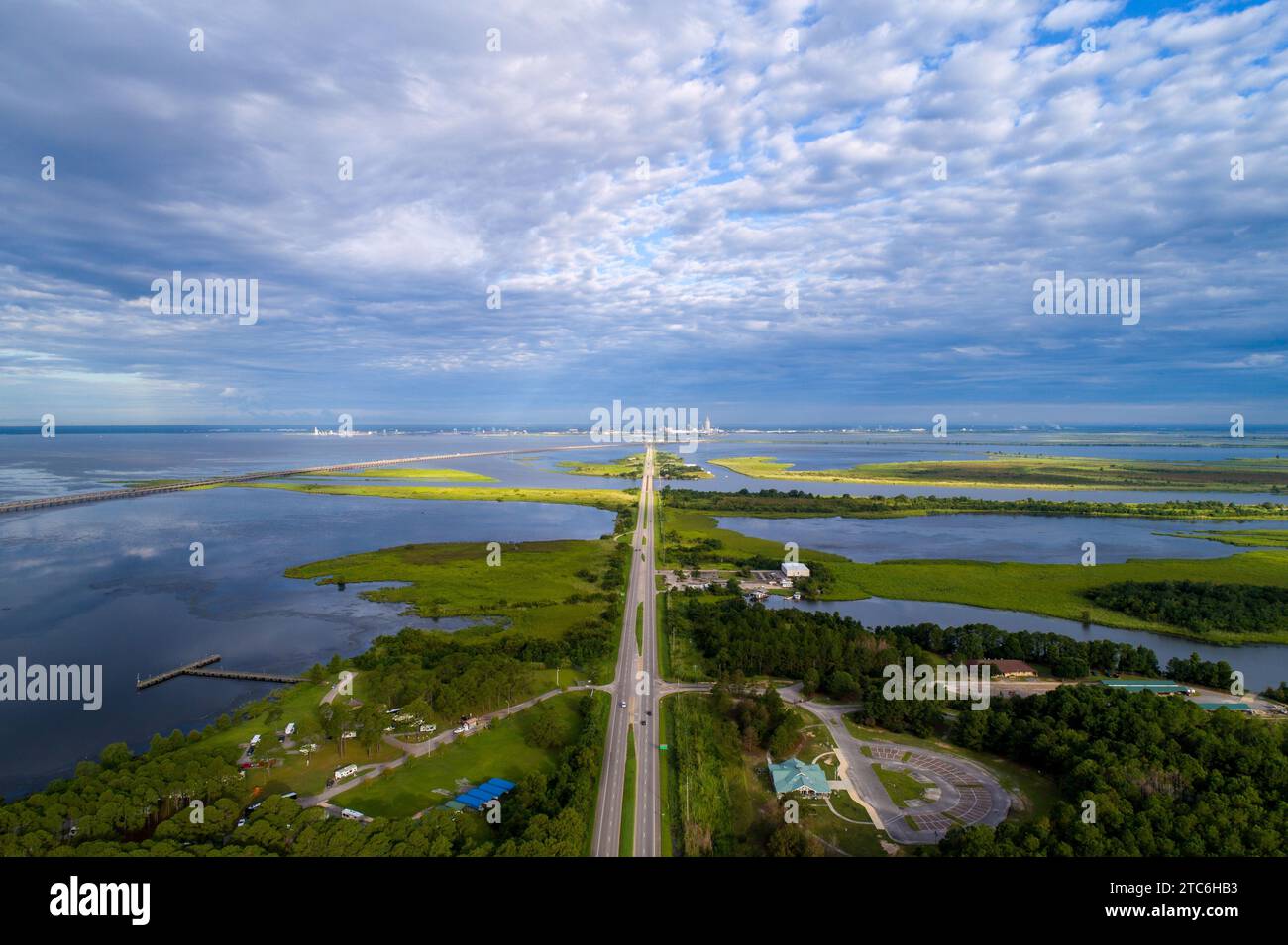 Vista aerea della strada rialzata di Mobile Bay all'alba Foto Stock