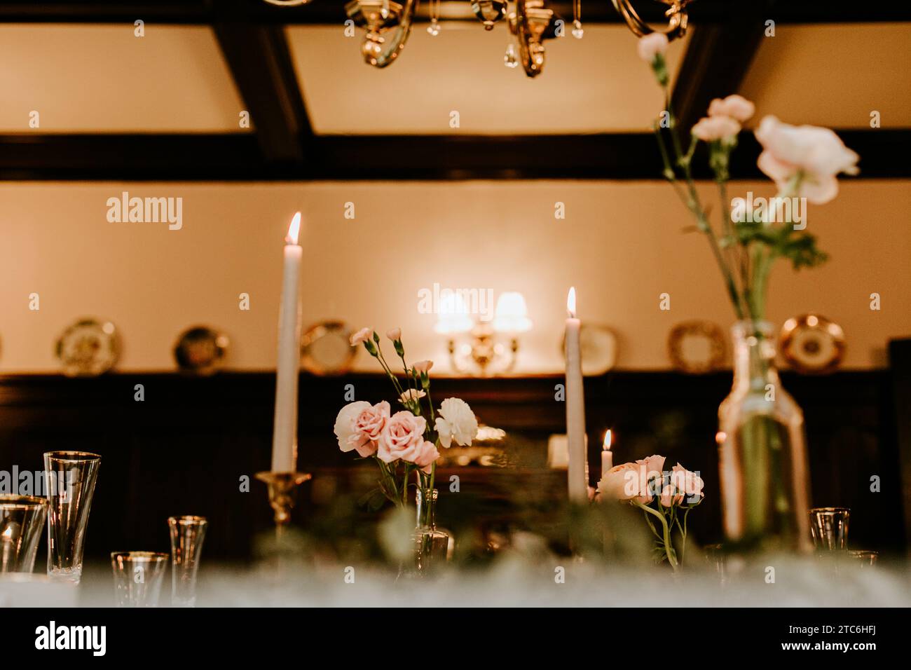Cena romantica a lume di candela dorata Foto Stock