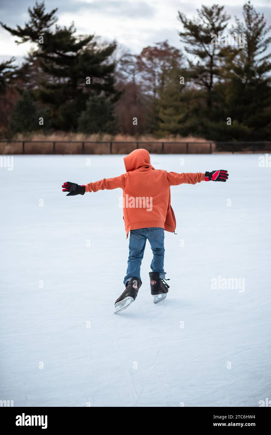 Pattinaggio su ghiaccio per bambini nella pista di pattinaggio all'aperto Foto Stock