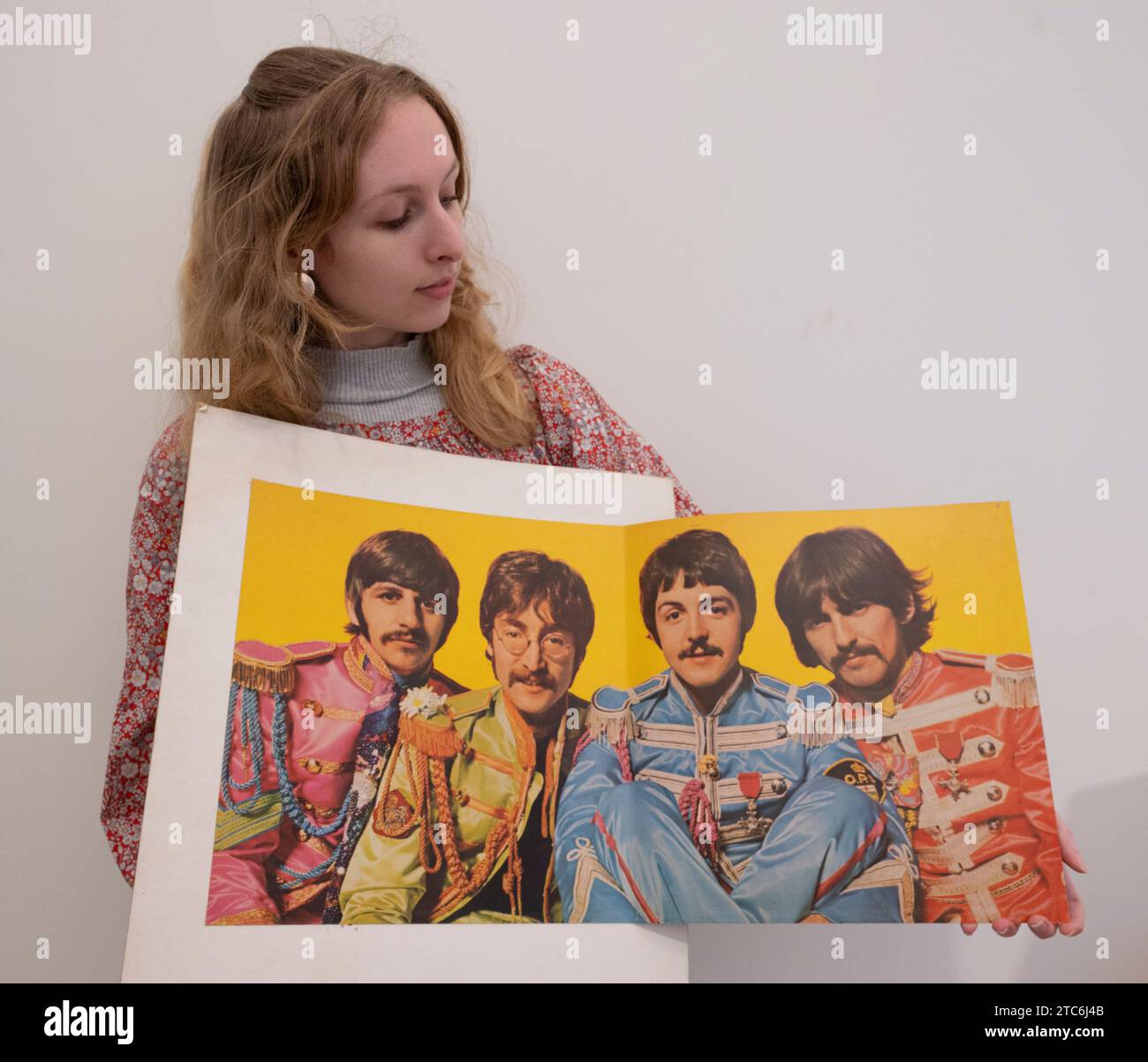 Bonhams, Knightsbridge, Londra, Regno Unito. 11 dicembre 2023. Vendita Sound of the Beatles. The Beatles: A Proof of the Inner Gatefold for the album Sgt. Pepper's Lonely Hearts Club Band, 1967, stima: £2.500-3.500. Prova a colori su carta con il ritratto dei Beatles scattato da Michael Cooper, un lato della prova incollato su un grande pezzo di carta, il rovescio inciso in inchiostro blu n. 12. Crediti: Malcolm Park/Alamy Live News Foto Stock