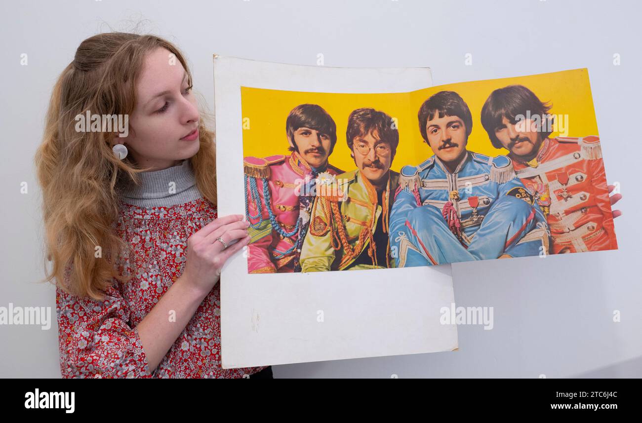 Bonhams, Knightsbridge, Londra, Regno Unito. 11 dicembre 2023. Vendita Sound of the Beatles. The Beatles: A Proof of the Inner Gatefold for the album Sgt. Pepper's Lonely Hearts Club Band, 1967, stima: £2.500-3.500. Prova a colori su carta con il ritratto dei Beatles scattato da Michael Cooper, un lato della prova incollato su un grande pezzo di carta, il rovescio inciso in inchiostro blu n. 12. Crediti: Malcolm Park/Alamy Live News Foto Stock