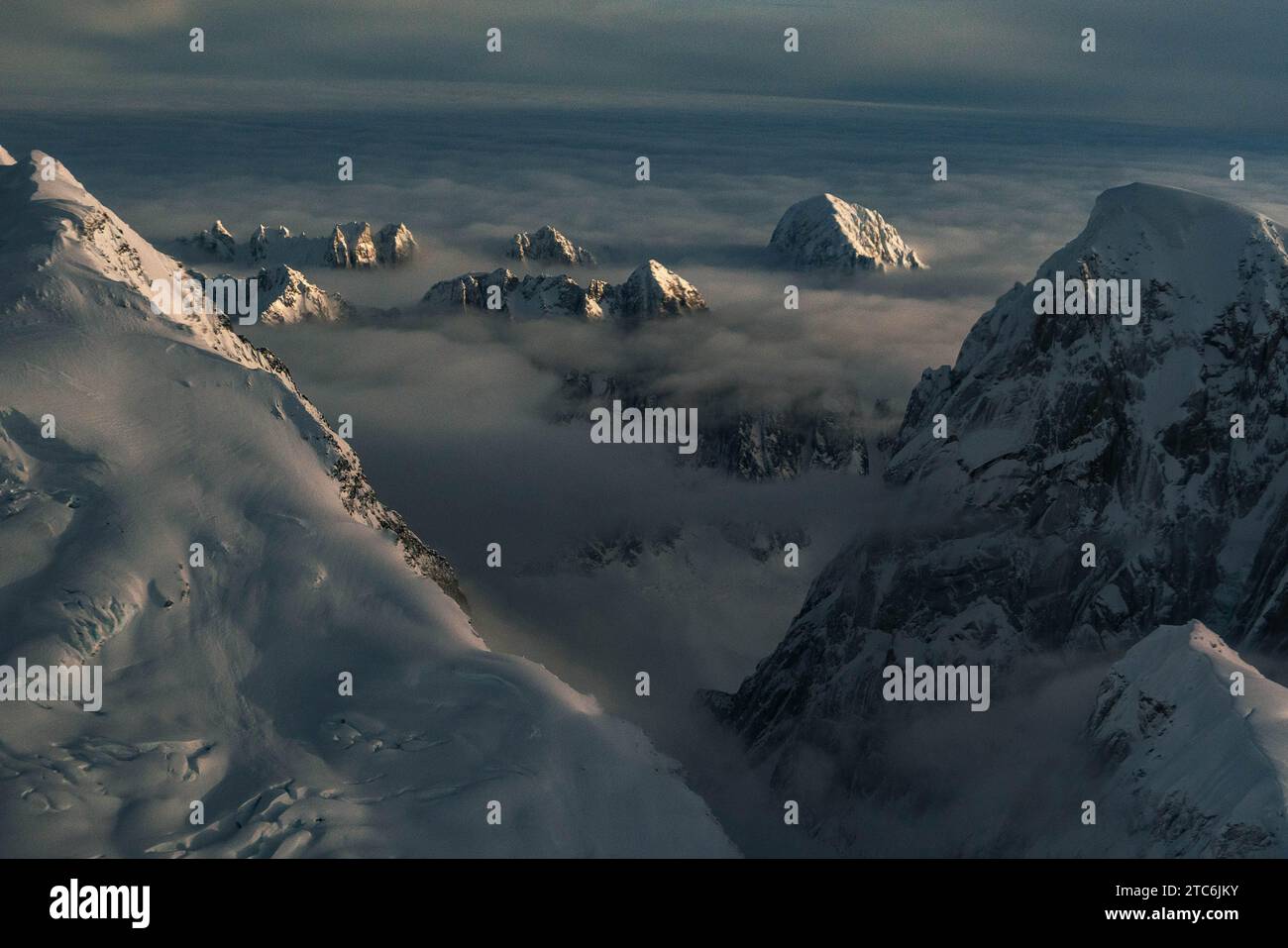 Le cime delle montagne si aprono sopra le nuvole in Alaska Foto Stock