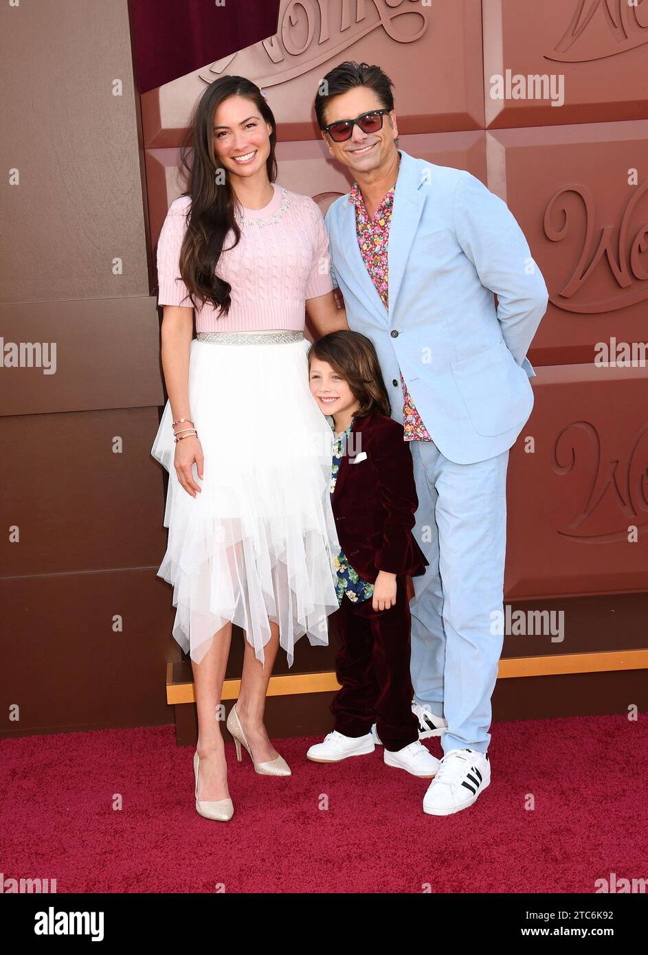 LOS ANGELES, CALIFORNIA - 10 DICEMBRE: (L-R) Caitlin McHugh, Billy Stamos e John Stamos partecipano alla Los Angeles Premiere della Warner Bros. "Wonka" a R. Foto Stock