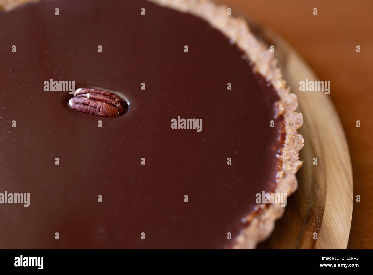 primo piano di una noce pecan su una crostata al cioccolato Foto Stock