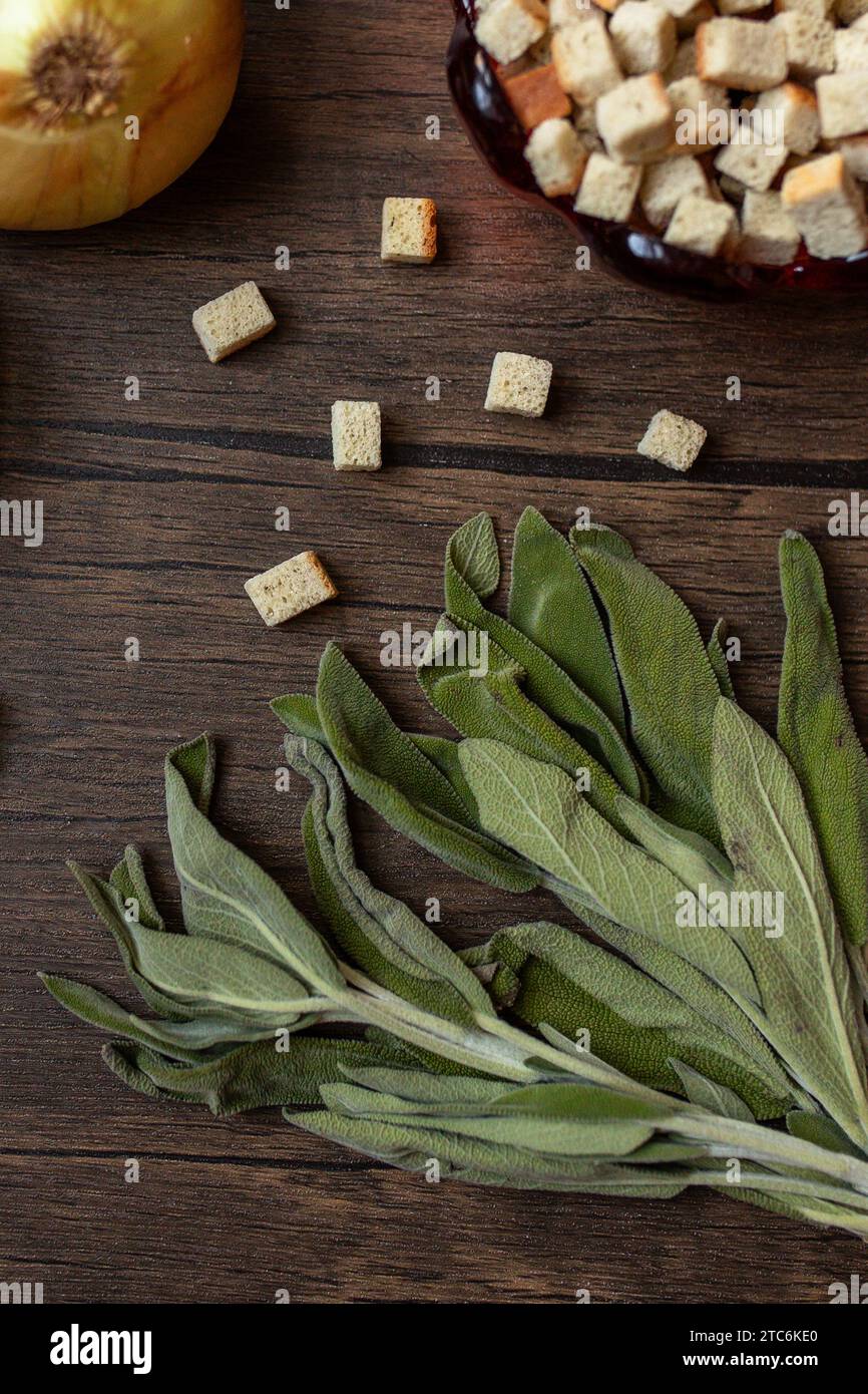 ripieno di ingredienti per il giorno del ringraziamento contro il legno Foto Stock
