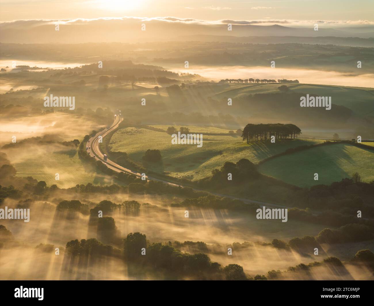 Veduta aerea di Cookworthy Knapp (Nearly Home Trees) vicino alla A30 in una nebbiosa mattinata autunnale, Lifton, Devon, Inghilterra. Autunno (settembre) 2023. Foto Stock