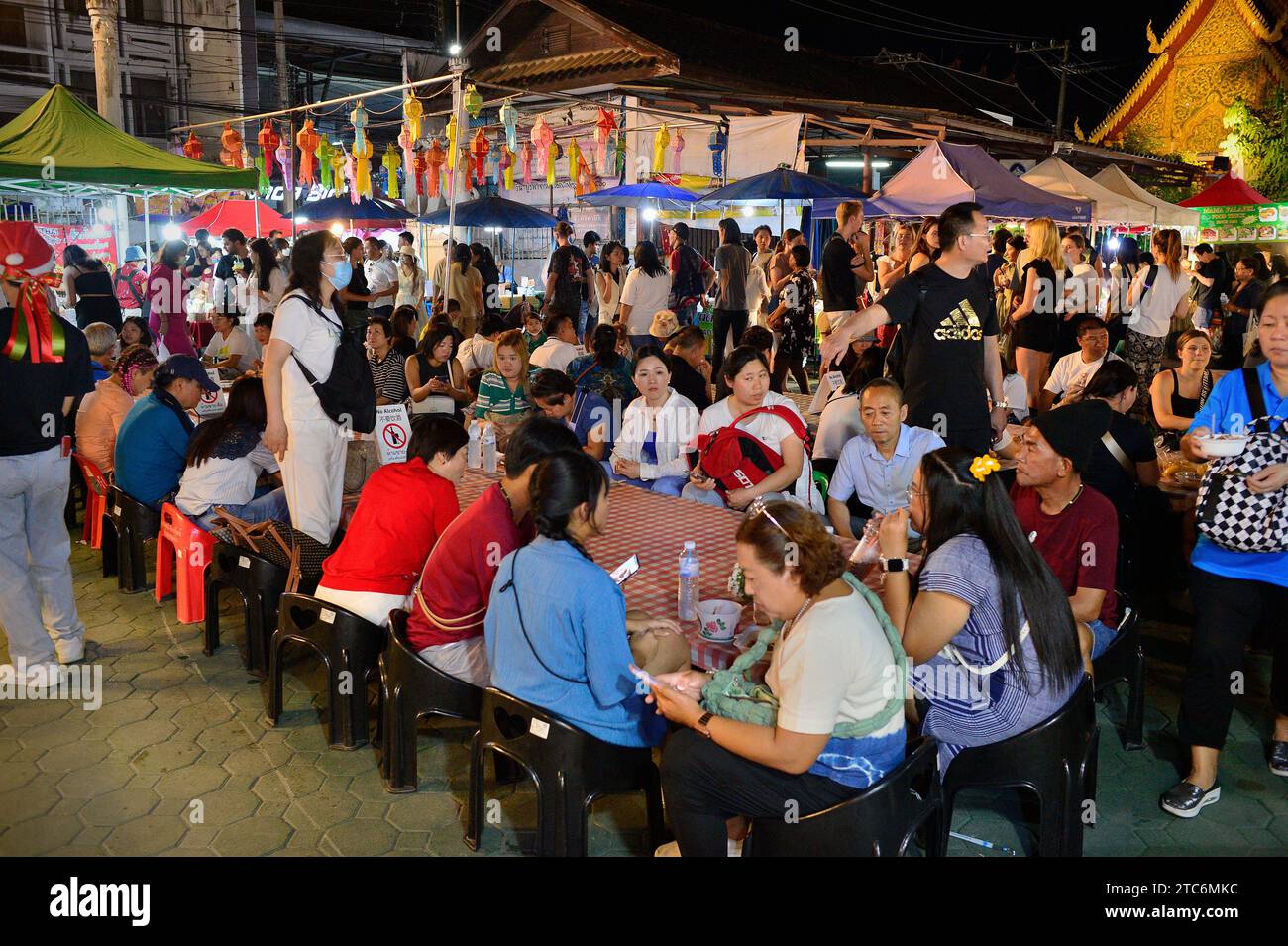 Food Court nel Temple Grounds, mercato domenicale a piedi della città Vecchia di Chiang mai, Thailandia Foto Stock