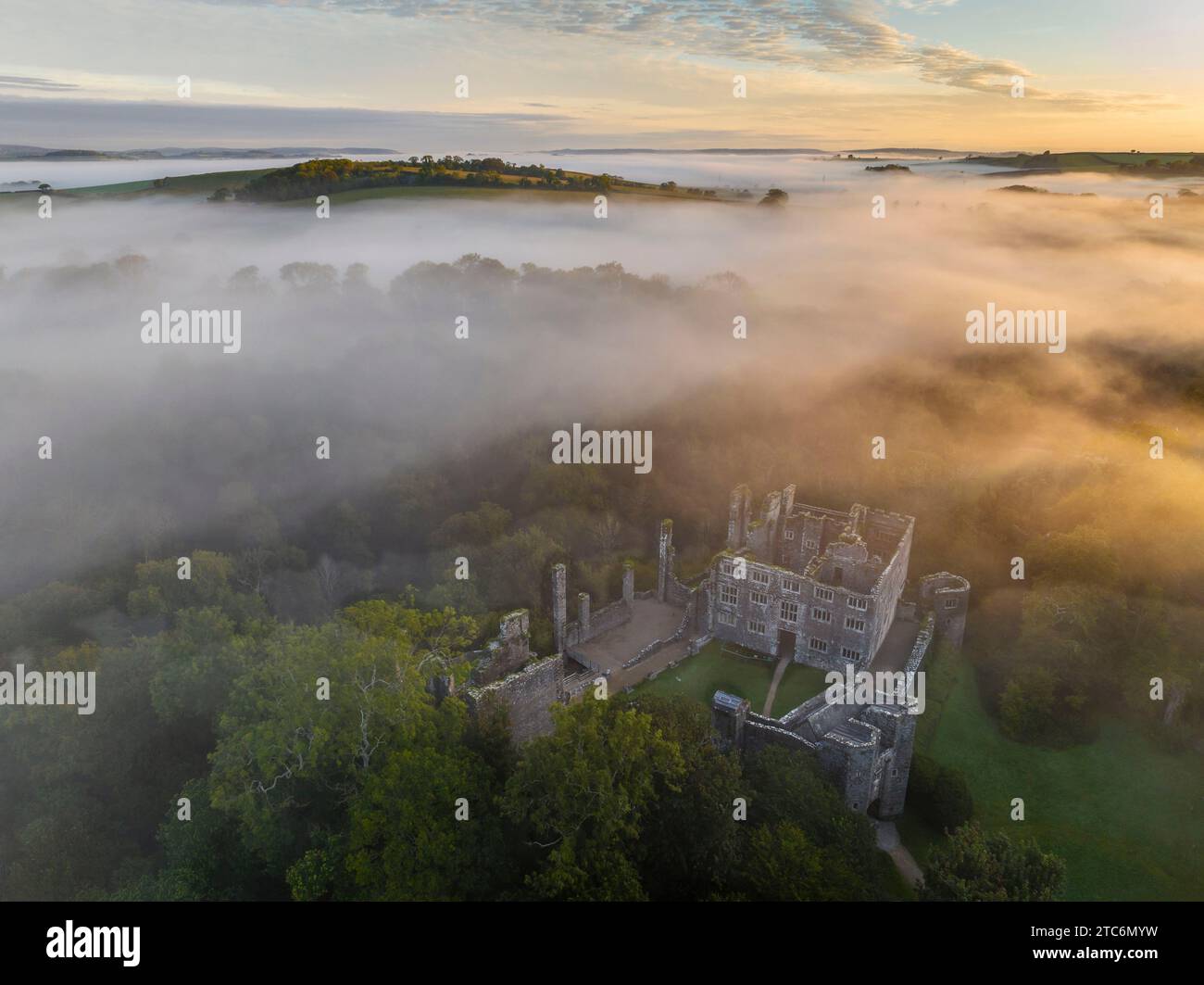 Misty Dawn al Berry Pomeroy Castle nel Devon, Inghilterra. Autunno (settembre) 2023. Foto Stock