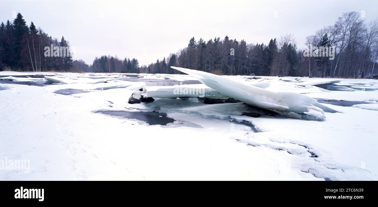 Fiume ghiacciato, Svezia Foto Stock