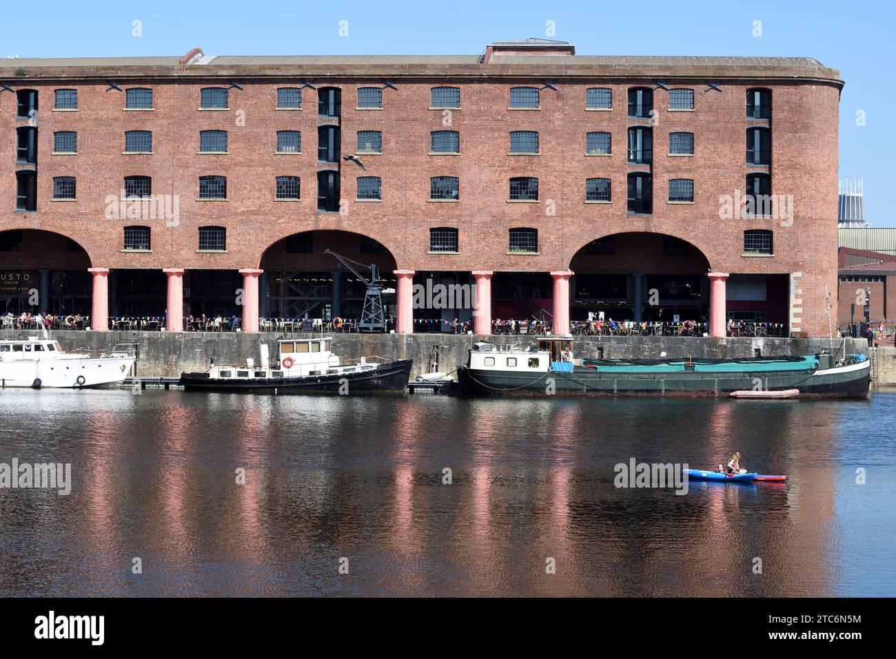 Canottaggio nel Royal Albert Dock (1846) edifici storici e magazzini progettati da Jesse Hartley e Philip Hardwick su Pier Head Liverpool Foto Stock