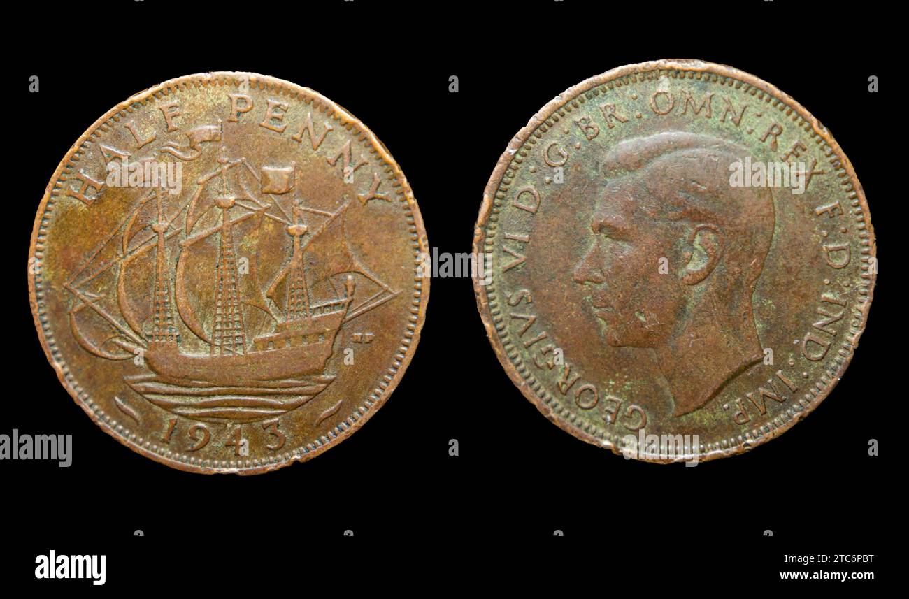 Uno sfondo nero con una moneta da mezzo penny con il re Giorgio vi sulla faccia della moneta Foto Stock