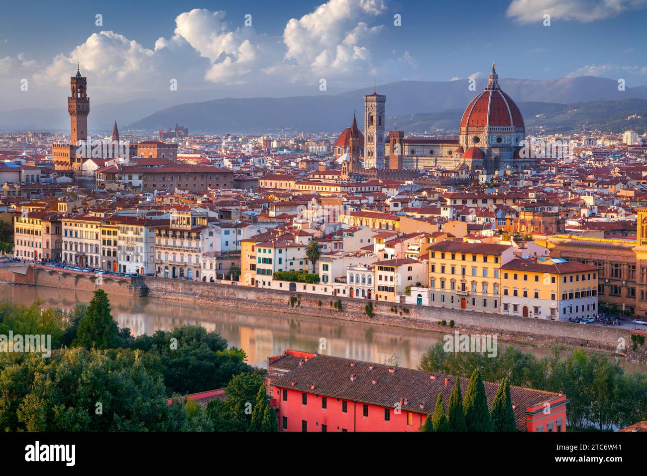 Firenze, Italia. Immagine aerea del paesaggio urbano dell'iconica Firenze, Italia, al bellissimo tramonto autunnale. Foto Stock