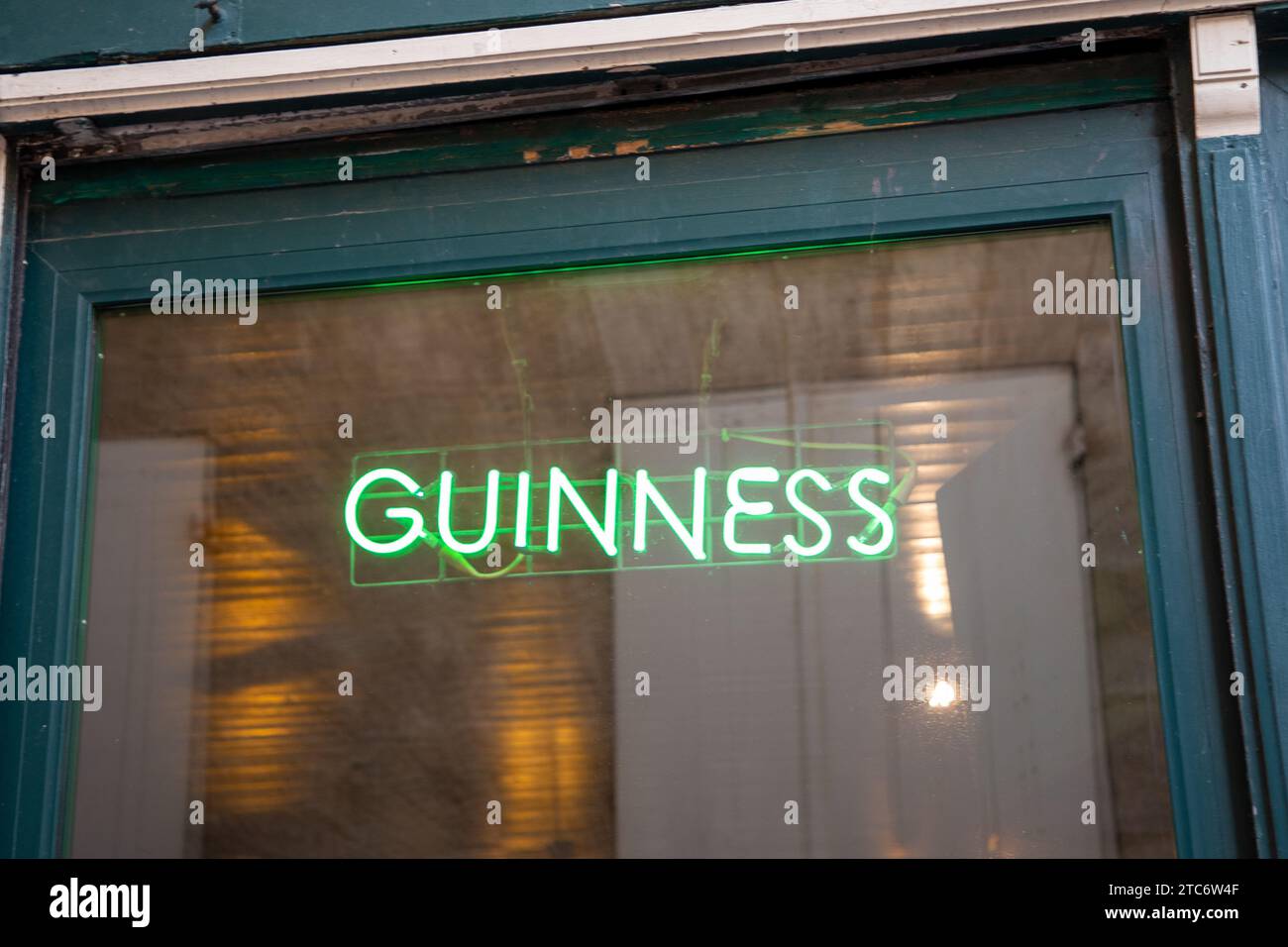 Bordeaux , Francia - 11 16 2023 : guinness extra stout dublin Beer Sign text e logo del marchio Green neon sulla facciata del ristorante pub bar Foto Stock