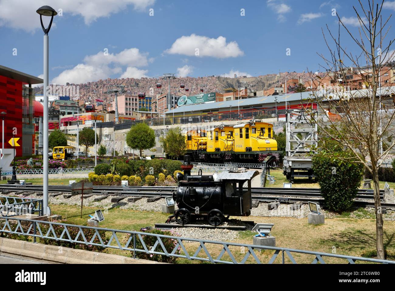 Culturas y de la madre Tierra Park con treni d'epoca e vista della funivia dietro. La Paz, Bolivia, 10 ottobre 2023. Foto Stock