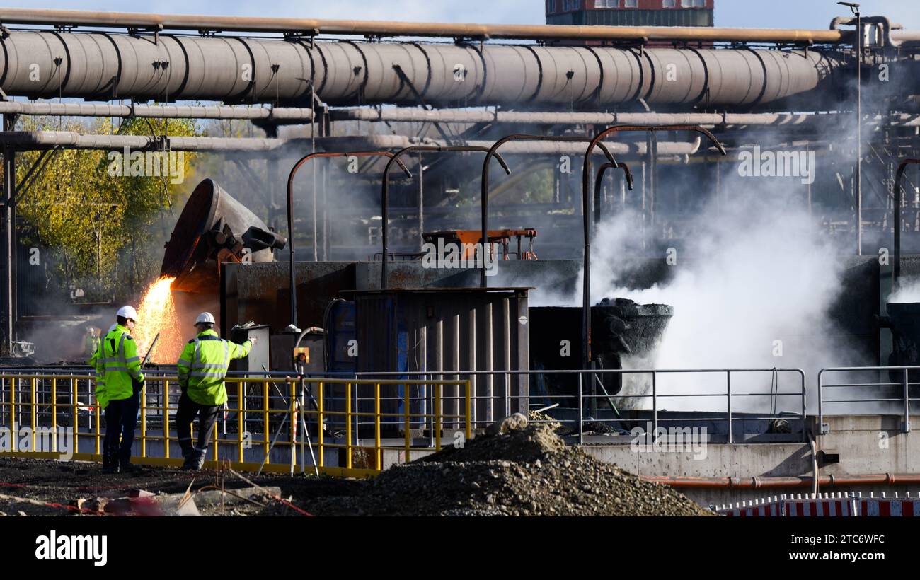 Salzgitter, Germania. 16 novembre 2023. Le scorie incandescenti vengono scaricate sul sito di Salzgitter AG. Il progetto Salcos (Salzgitter Low CO2 Steelmaking) mira a ridurre drasticamente le emissioni di CO2 nella produzione di acciaio attraverso l'uso dell'idrogeno. Credito: Julian Stratenschulte/dpa/Alamy Live News Foto Stock