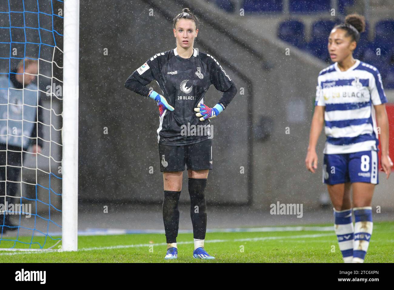 Duisburg, Deutschland. 10 dicembre 2023. v.li.: ENA Mahmutovic (Torhüterin, Torwart, MSV Duisburg, 1) enttäuscht schauend, Enttäuschung, DIE DFB-RICHTLINIEN UNTERSAGEN JEGLICHE NUTZUNG VON FOTOS ALS SEQUENZBILDER UND/ODER VIDEOÄHNLICHE FOTOSTRECKEN. LE NORMATIVE DFB VIETANO QUALSIASI USO DI FOTOGRAFIE COME SEQUENZE DI IMMAGINI E/O QUASI-VIDEO., 10.12.2023, Duisburg (Deutschland), Fussball, Google Pixel Frauen-Bundesliga, MSV Duisburg - SV Werder Brema credito: dpa/Alamy Live News Foto Stock