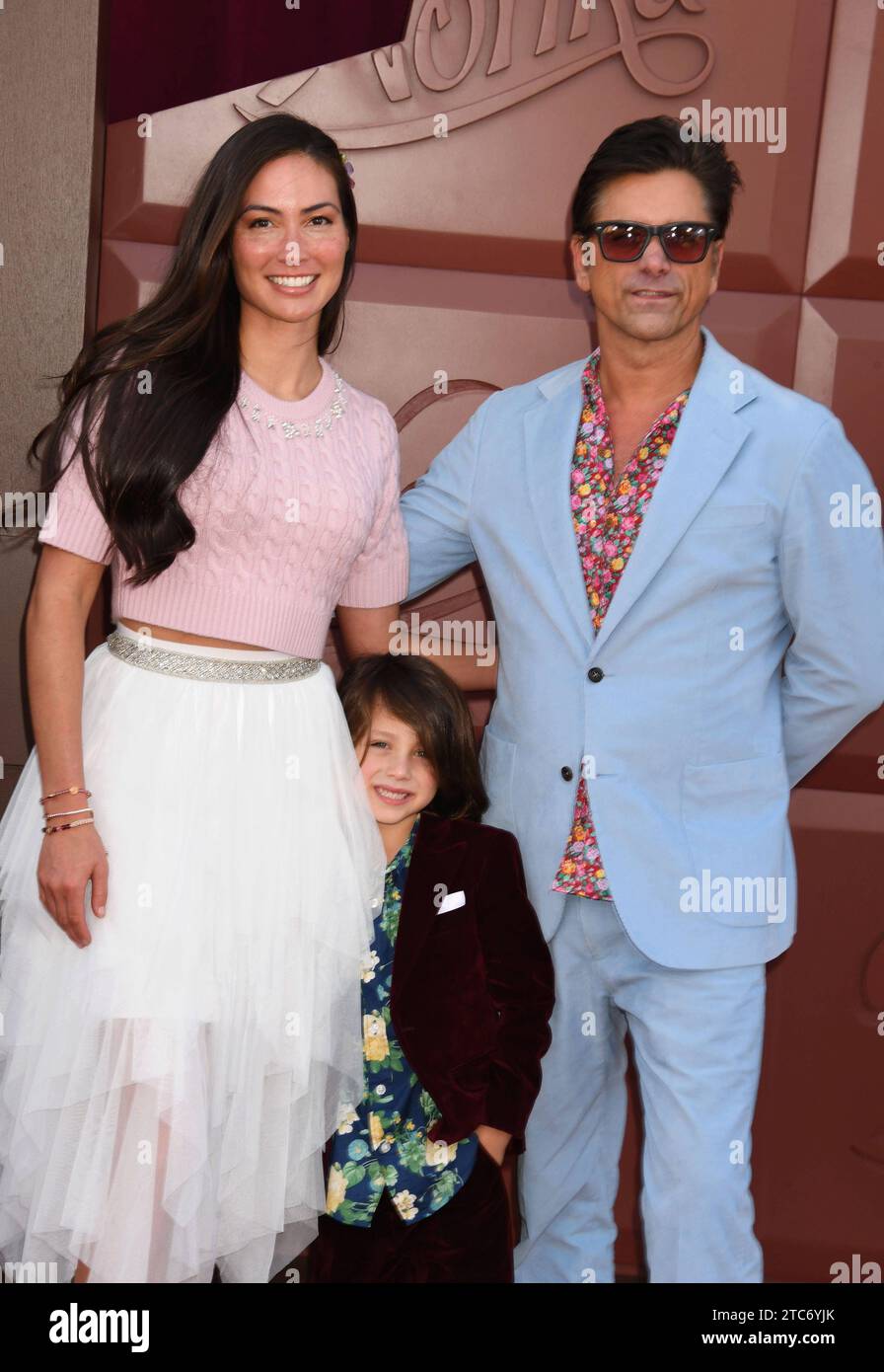 LOS ANGELES, CALIFORNIA - 10 DICEMBRE: L-R Caitlin McHugh, Billy Stamos e John Stamos partecipano alla Los Angeles Premiere della Warner Bros. Wonka al Regency Village Theatre il 10 dicembre 2023 a Los Angeles, California. Copyright: XJeffreyxMayerx credito: Imago/Alamy Live News Foto Stock