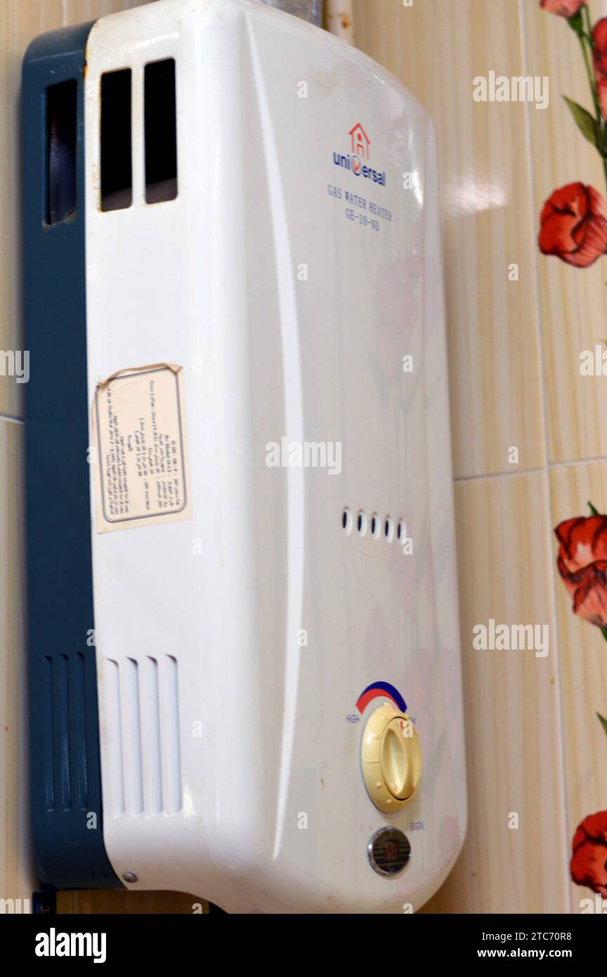 Giza, Egitto, 1 dicembre 2023: Lo scaldabagno a gas universale è un serbatoio che riscalda l'acqua da un bruciatore a gas situato sul fondo del serbatoio, utilizza il Foto Stock