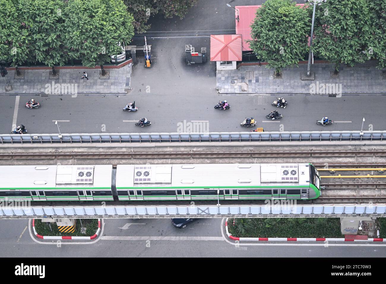 (231211) -- PECHINO, 11 dicembre 2023 (Xinhua) -- Un treno corre sulla ferrovia urbana sopraelevata Cat Linh-ha Dong ad Hanoi, capitale del Vietnam, 9 dicembre 2023. La capitale vietnamita di Hanoi, situata sul delta del fiume Rosso, è un'antica città con una storia di oltre mille anni. Con un paesaggio naturale e una vista subtropicale della città, attira molti visitatori da casa e dall'estero. (Xinhua/Cheng Yiheng) Foto Stock