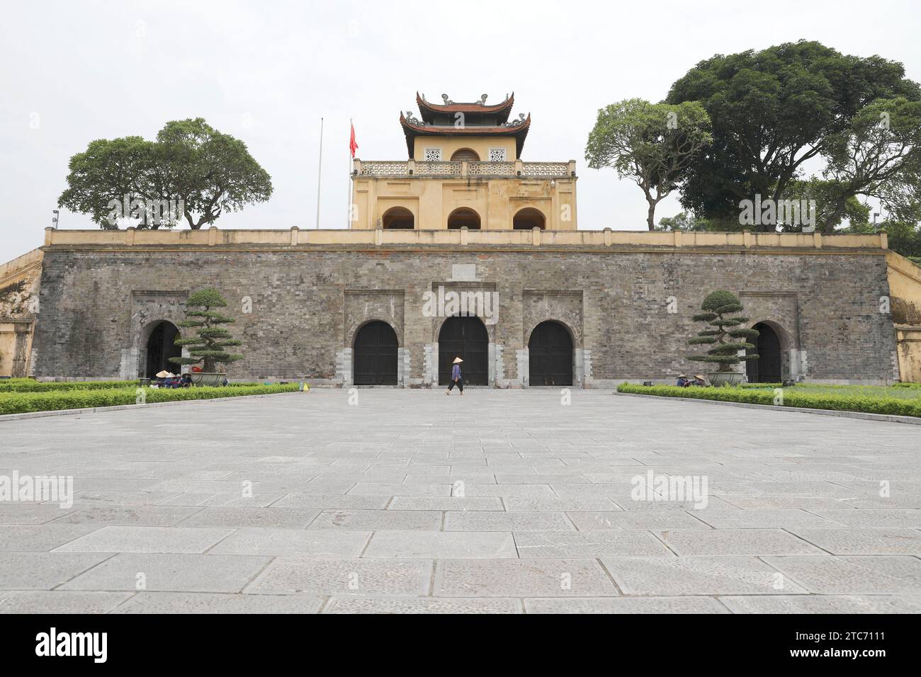 (231211) -- PECHINO, 11 dicembre 2023 (Xinhua) -- questa foto scattata il 23 agosto 2019 mostra Doan Mon (porta Sud) della Cittadella Imperiale di Thang Long ad Hanoi, capitale del Vietnam. La capitale vietnamita di Hanoi, situata sul delta del fiume Rosso, è un'antica città con una storia di oltre mille anni. Con un paesaggio naturale e una vista subtropicale della città, attira molti visitatori da casa e dall'estero. (Xinhua/Wang di) Foto Stock